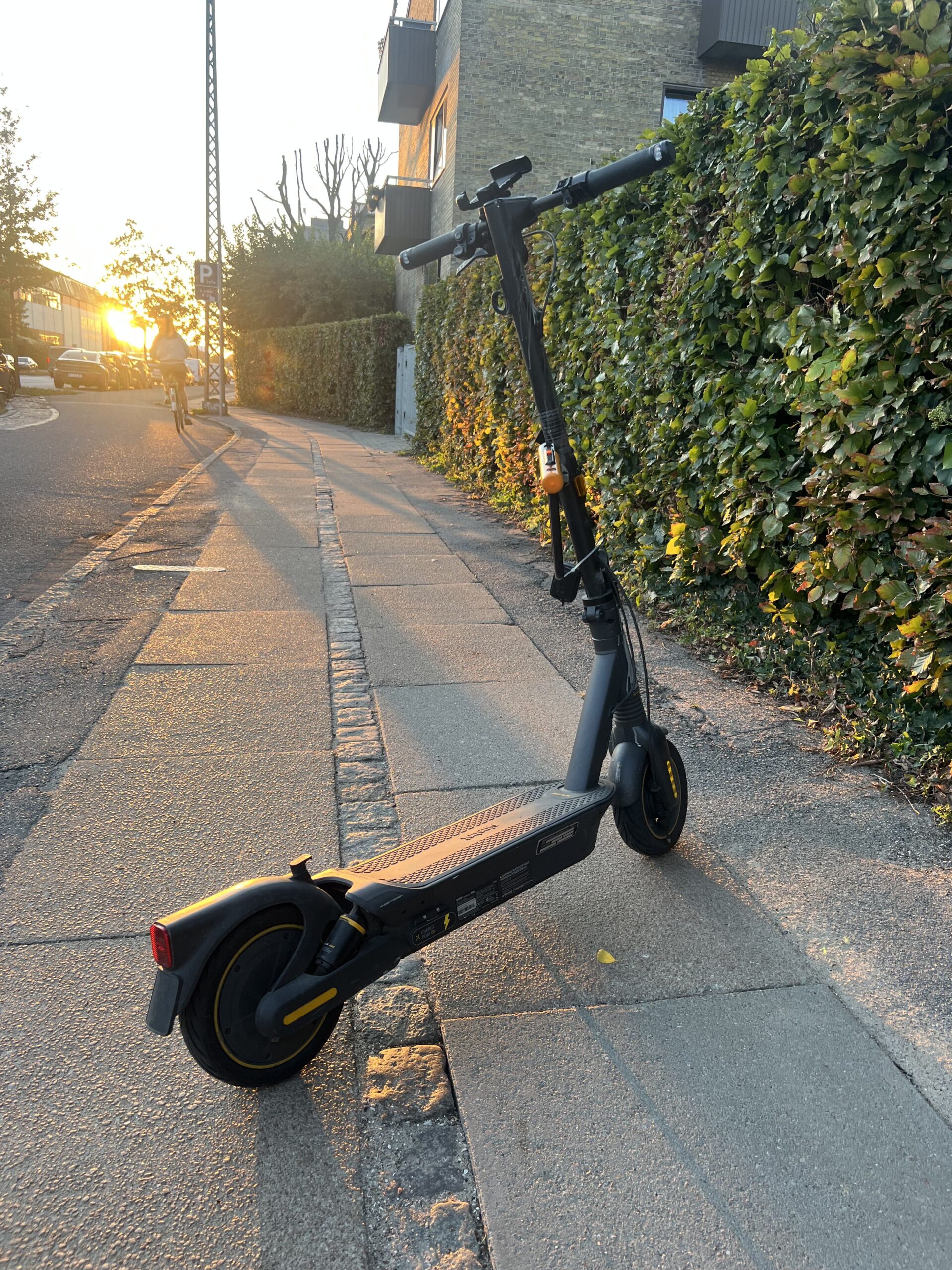 Segway Ninebot KickScooter MAX G2 E utilisé environ 3 000 km avec spray réfléchissant et accessoires ajoutés