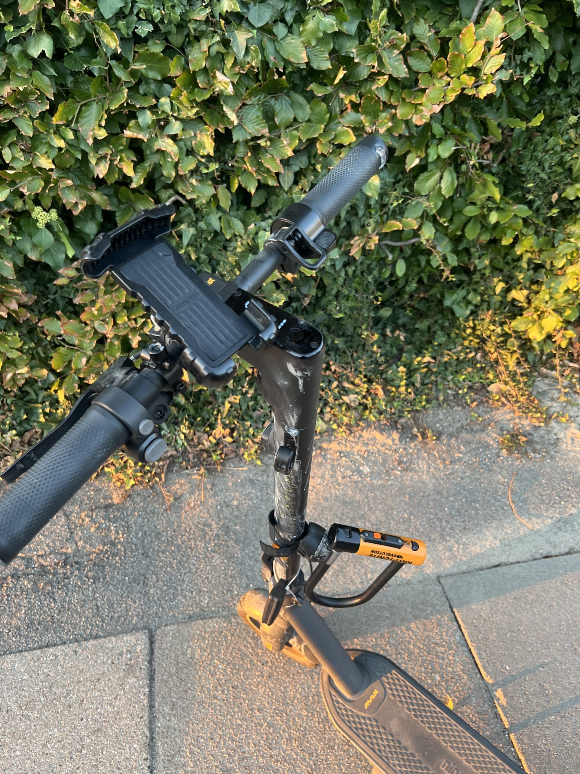Vue du dessus du Segway Ninebot MAX G2 E montrant guidon, cockpit et plateau