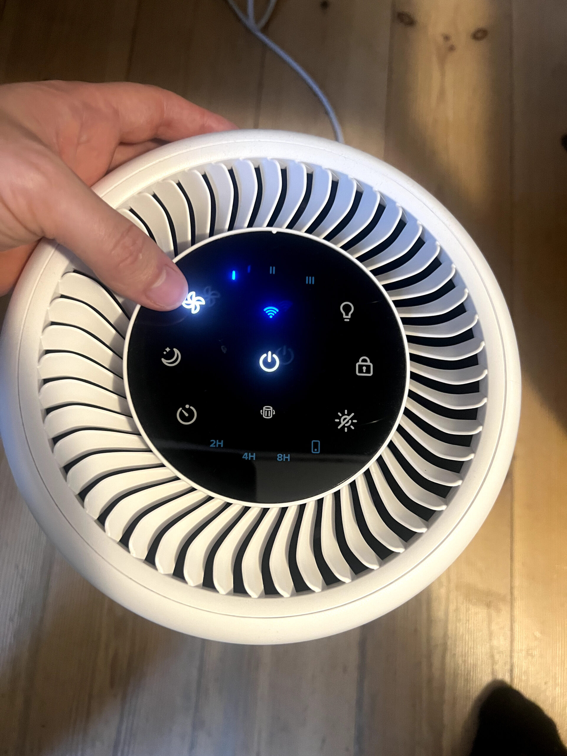 Touchscreen-Bedienfeld des Levoit Core 200S von oben