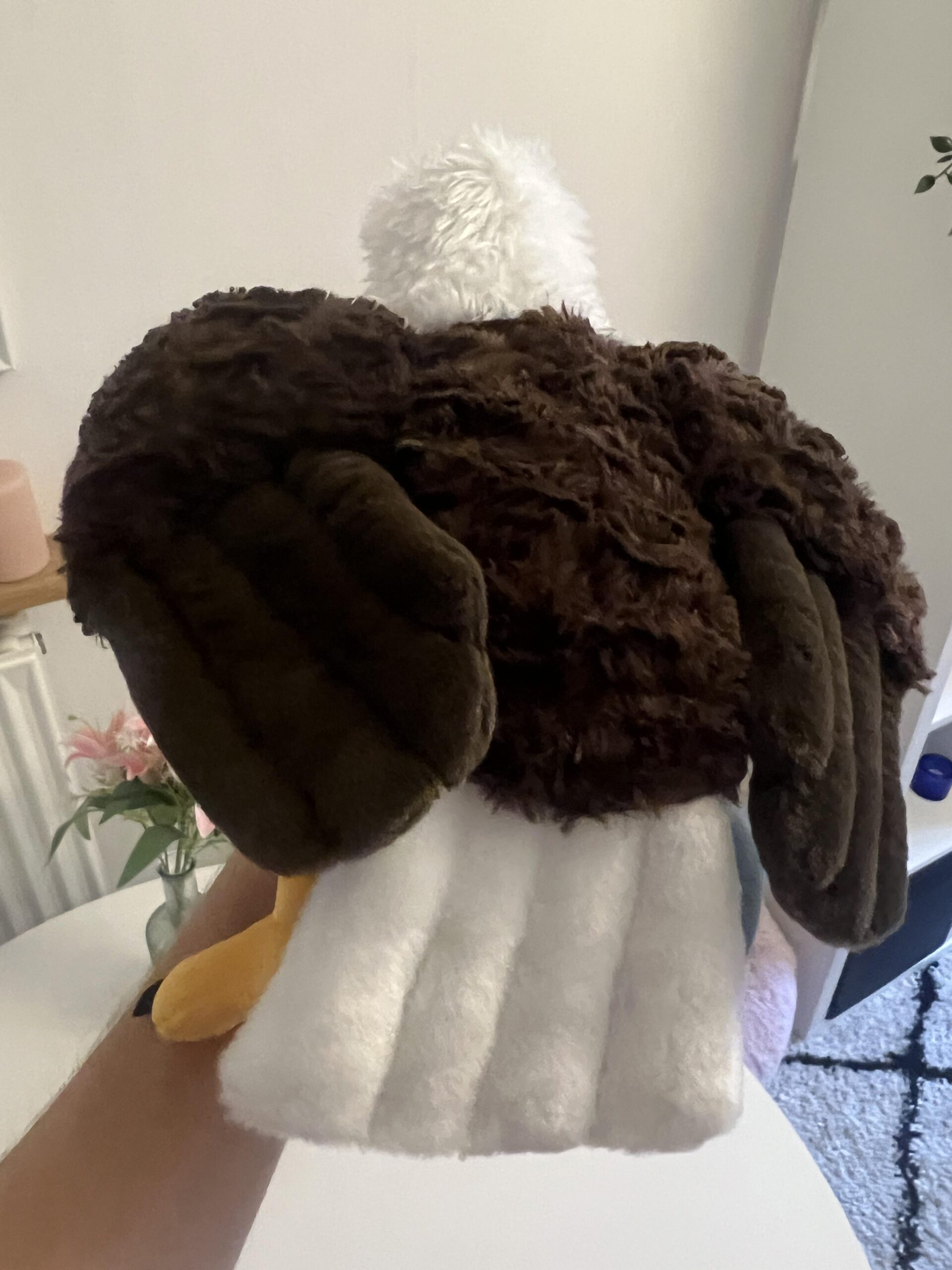 Vue arrière de la peluche Wild Republic Cuddlekins Eco Bald Eagle montrant les ailes et la queue
