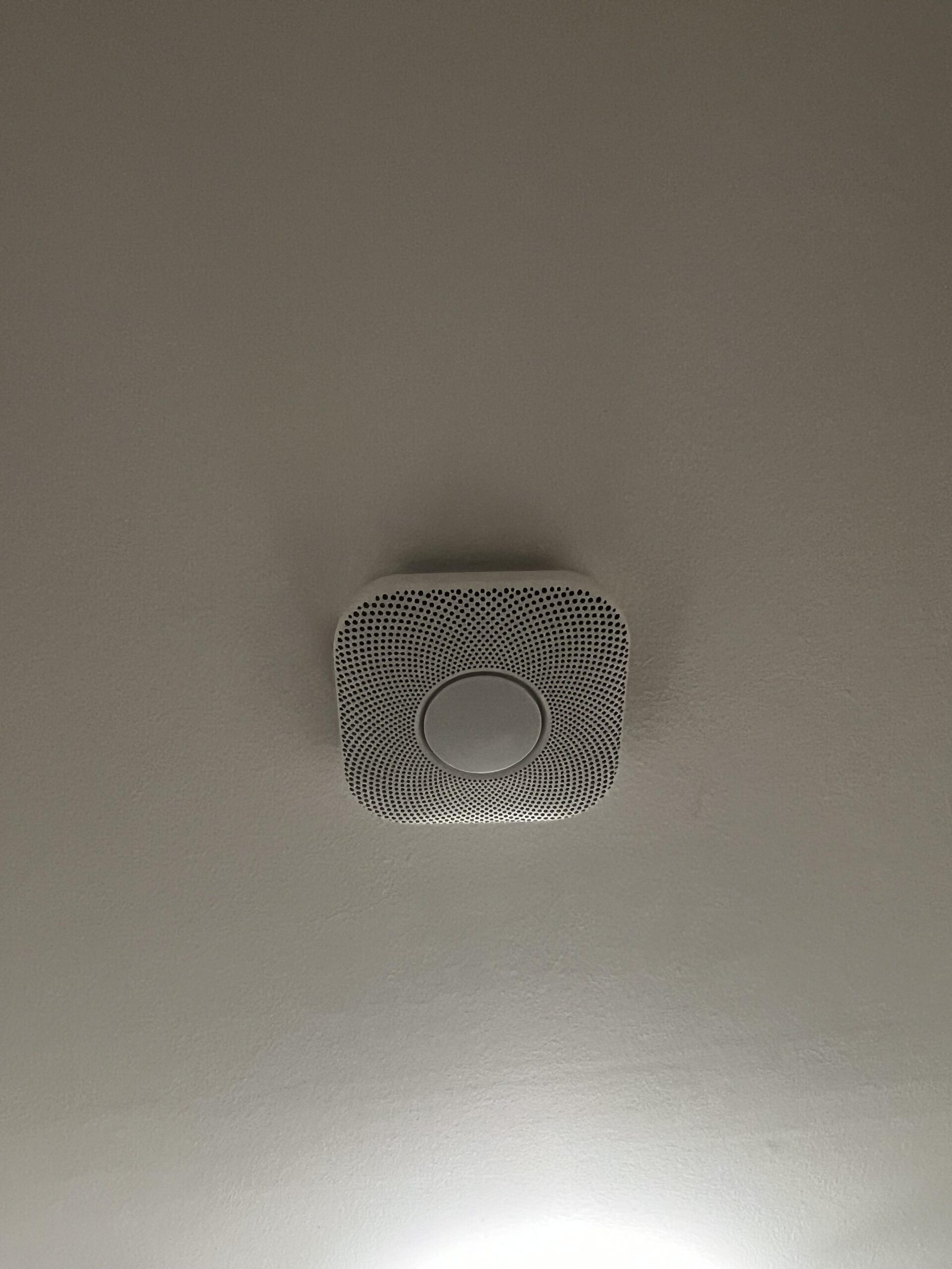 Google Nest Protect 2. Generation an der Decke meiner Wohnung montiert