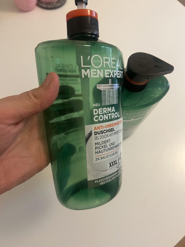 L'Oréal Men Expert Derma Control 1-Liter-Duschgel-Flasche in der Hand als Größenvergleich