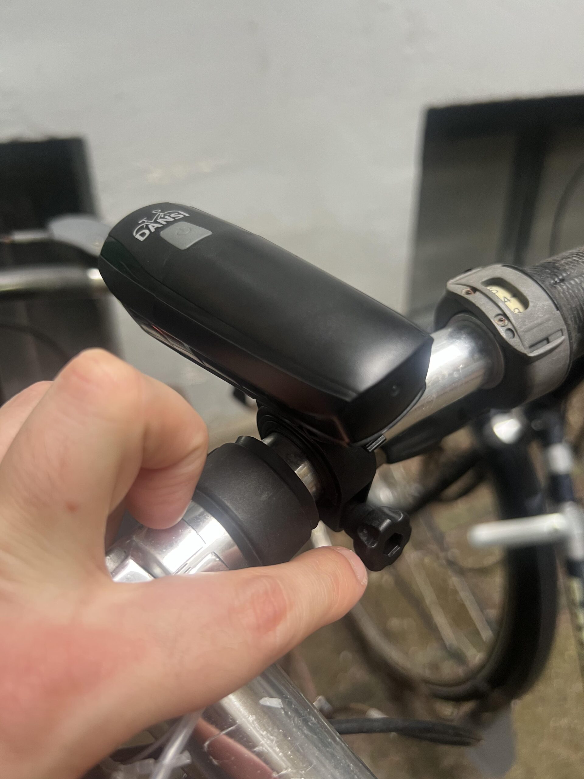 Feu avant DANSI monté sur le guidon d’un vélo