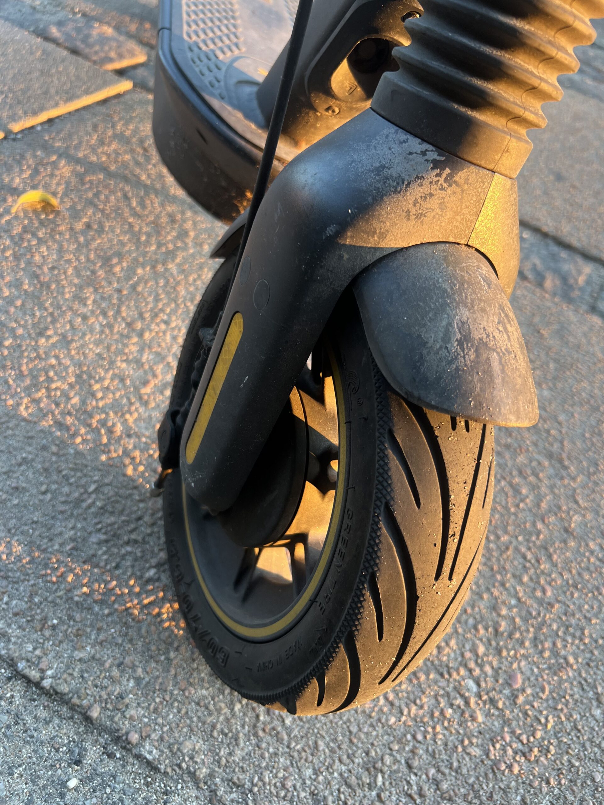 Pneu avant du Segway Ninebot MAX G2 E après environ 3 000 km