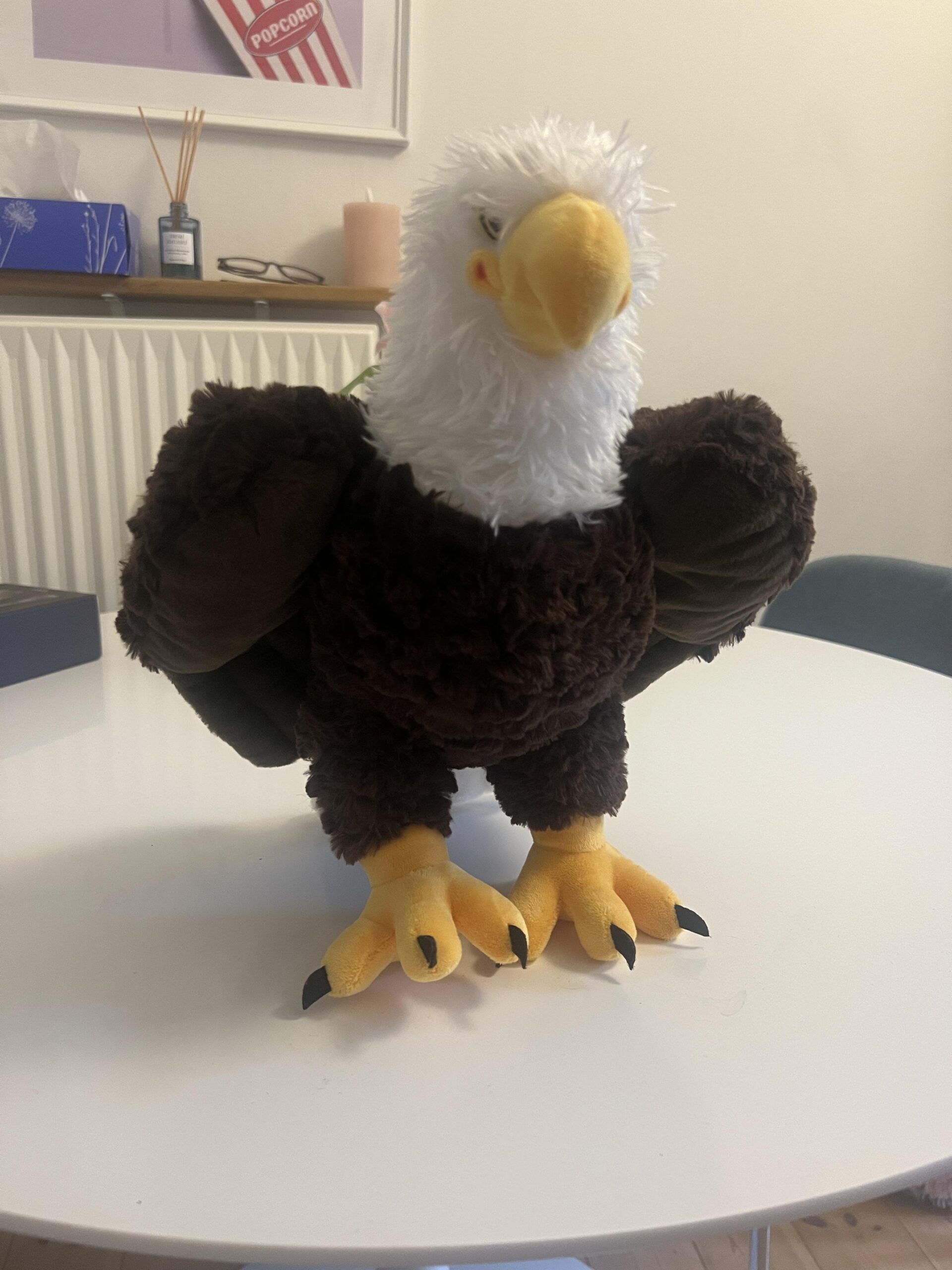 Vue de face de la peluche Wild Republic Cuddlekins Eco Bald Eagle 12 pouces