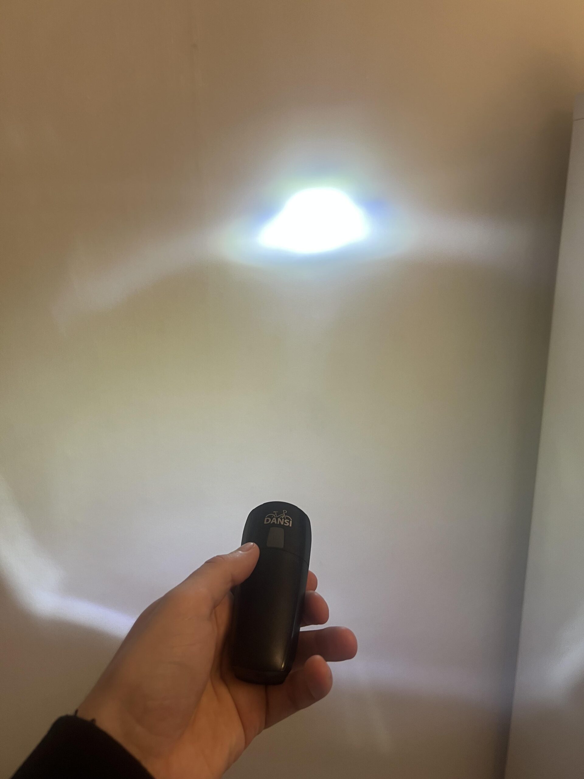 Feu avant vélo DANSI testé au niveau de luminosité le plus élevé