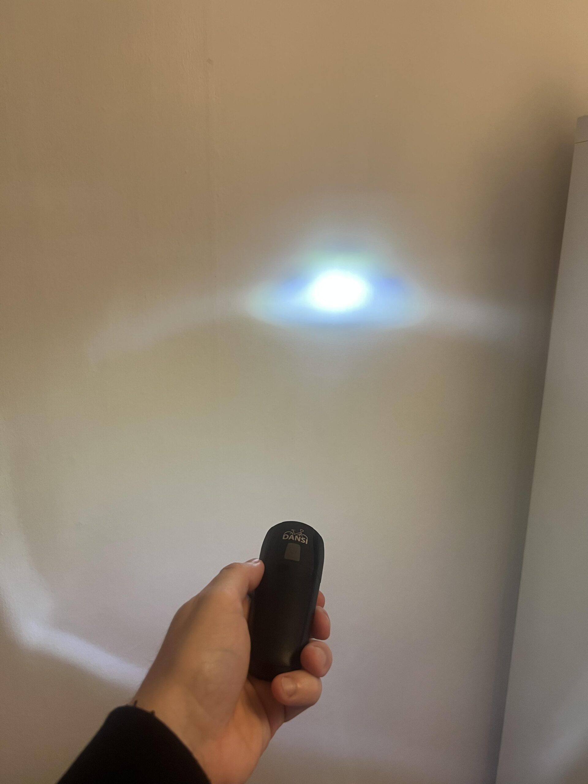 Feu avant vélo DANSI testé au niveau de luminosité le plus faible