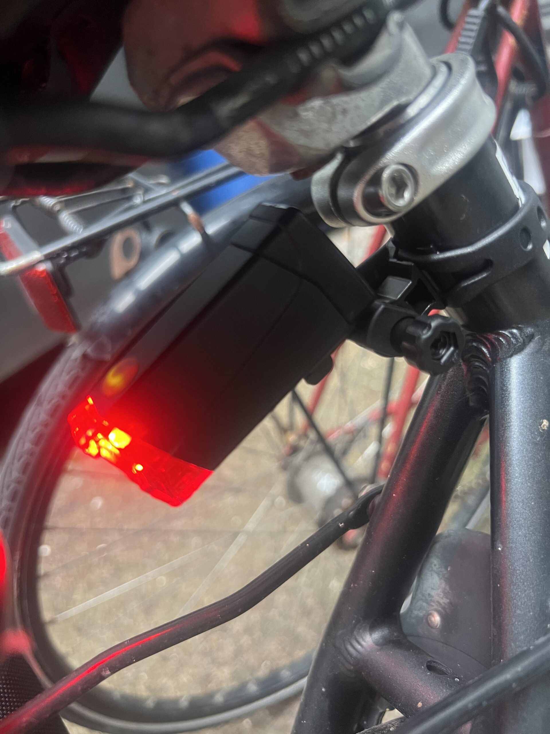 Feu arrière DANSI monté sous la selle d’un vélo