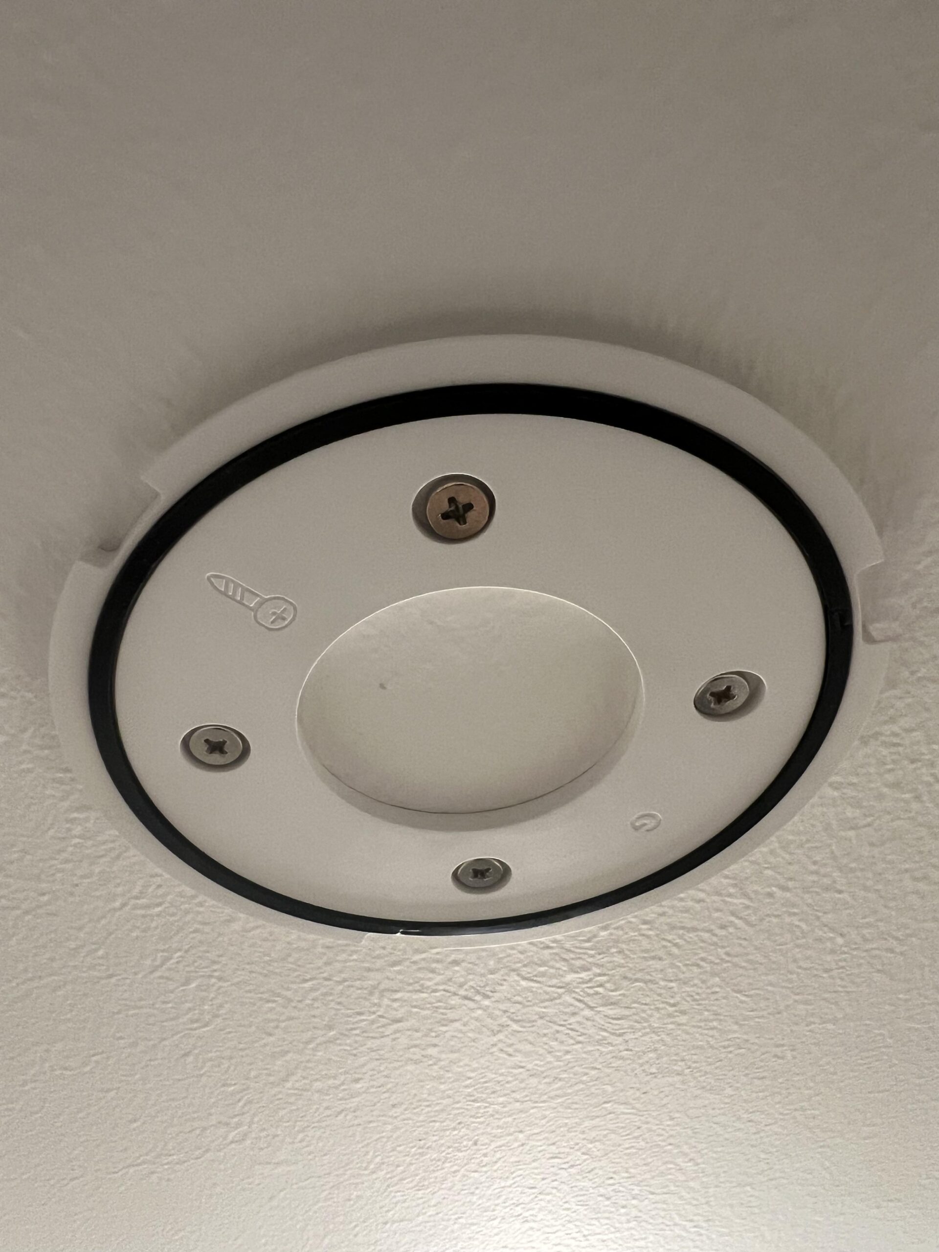 Montageplatte des Google Nest Protect 2. Generation an der Decke