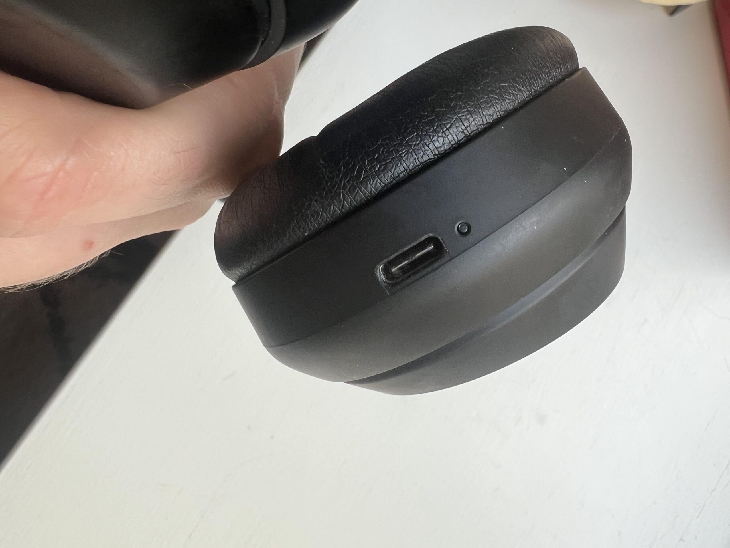 USB-C-Ladeanschluss des Sony WH-1000XM4 nach mehr als vier Jahren Nutzung