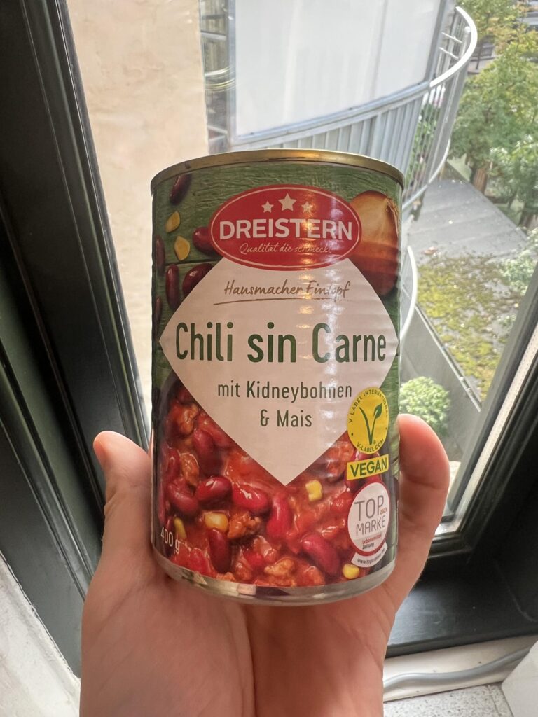 Lata de DREISTERN Chili sin Carne de 400 g sostenida en la mano