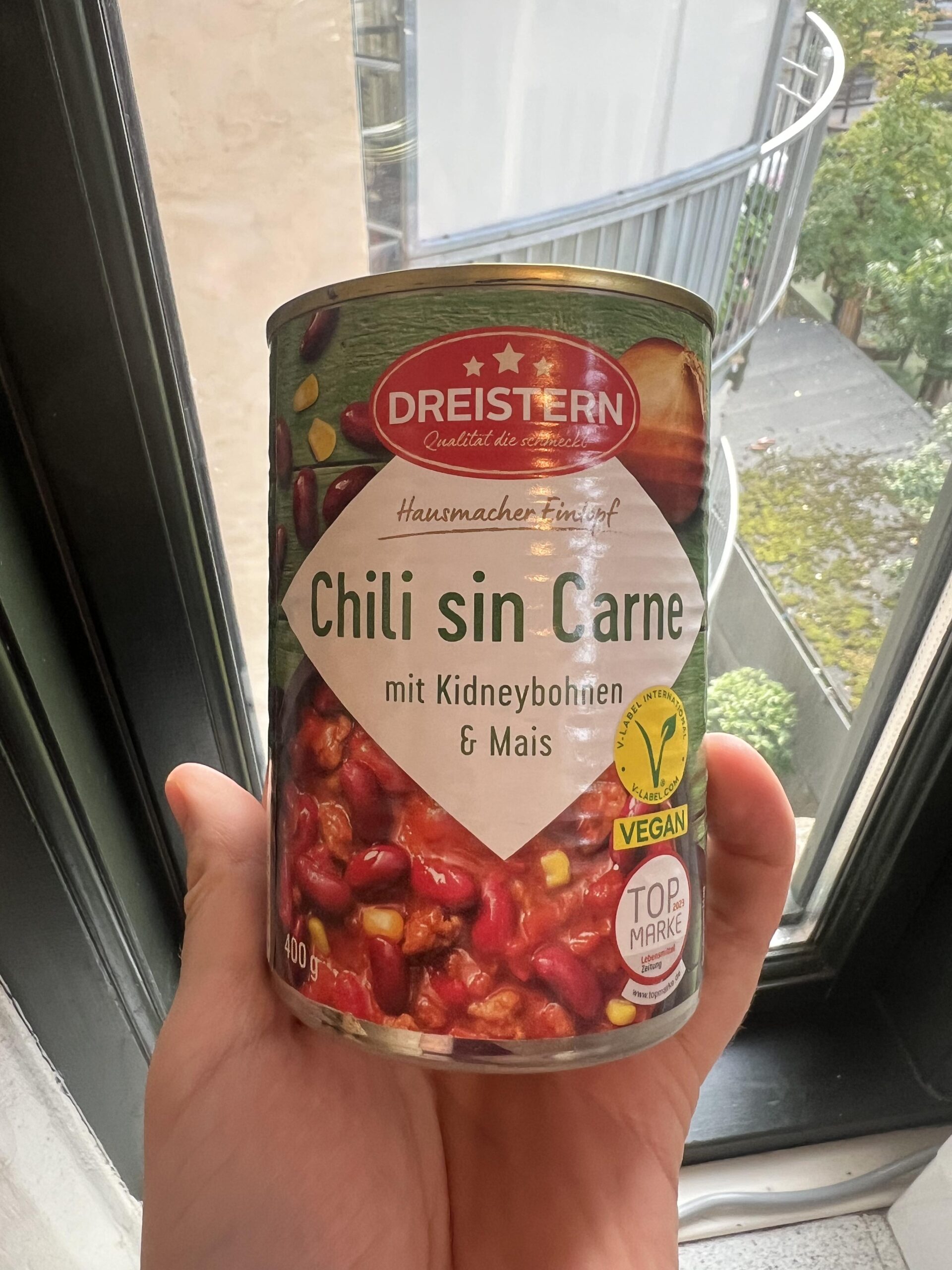 DREISTERN Chili sin Carne 400-g-Dose in der Hand