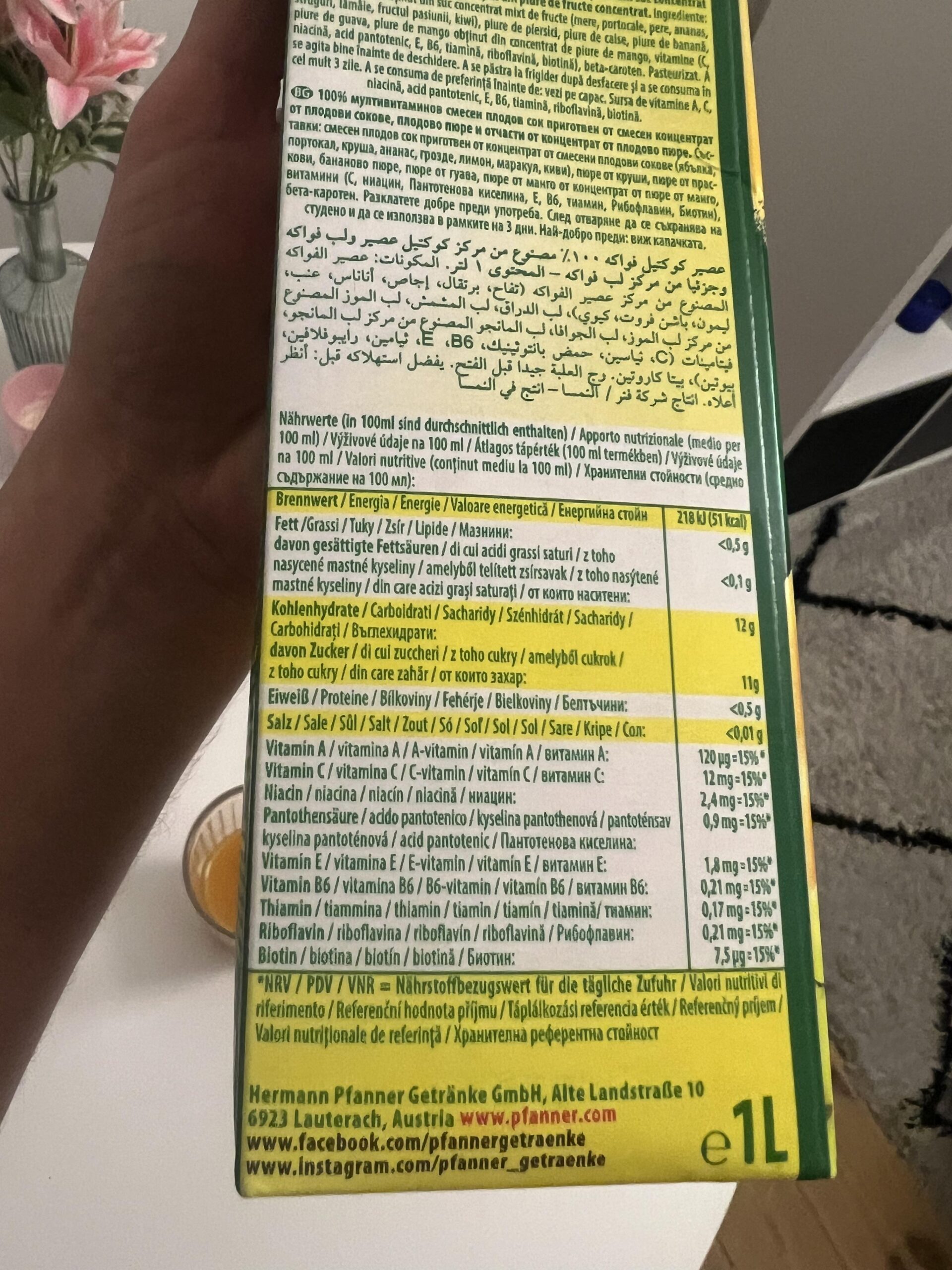 Parte trasera de un cartón de 1 litro de Pfanner 100% Multi-Vitamin