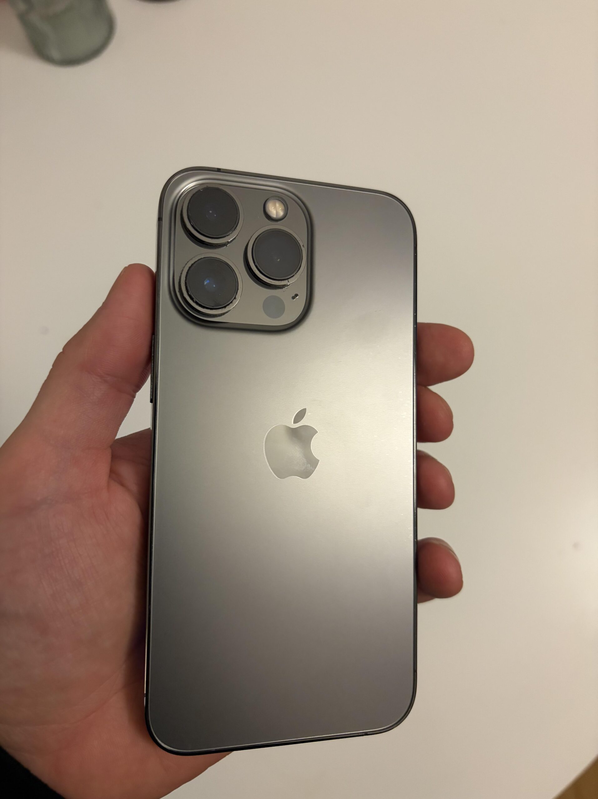 Rückseite des Apple iPhone 13 Pro 256 GB in Graphit nach mehr als vier Jahren Nutzung