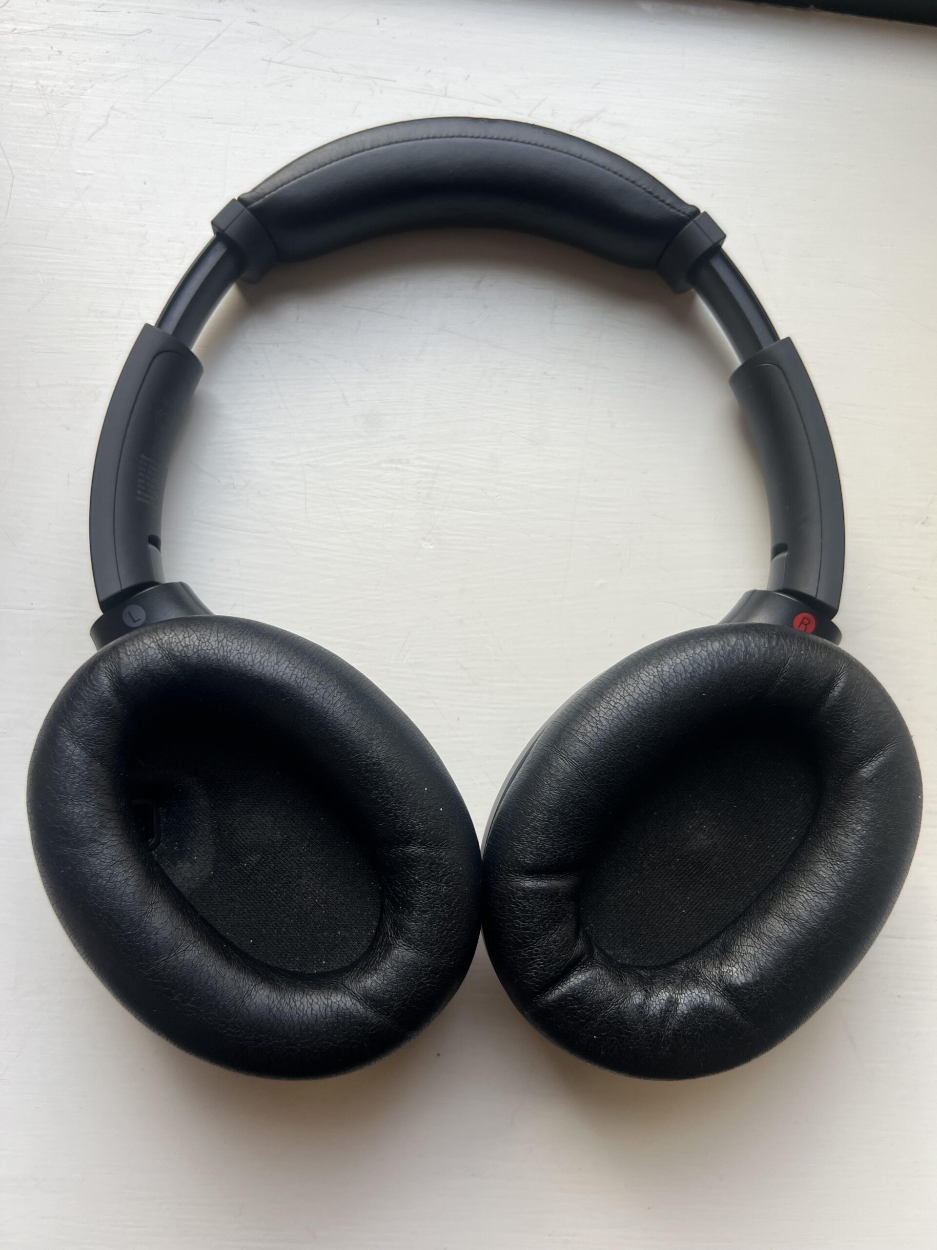 Rückansicht des Sony WH-1000XM4 mit Kopfbügel und Ohrmuscheln