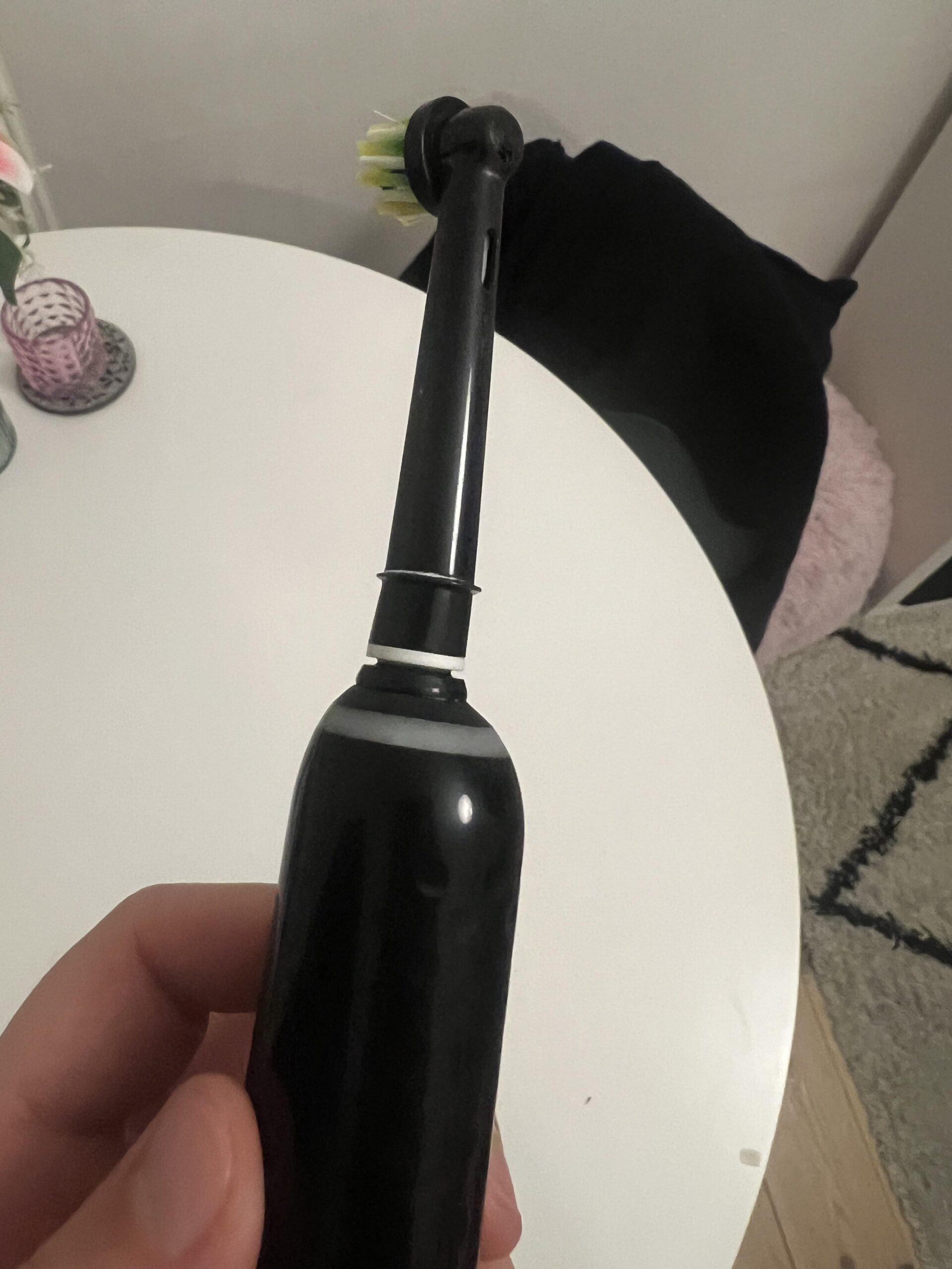 Rückseite des Oral-B Pro 3 3500 Black Edition Handstücks