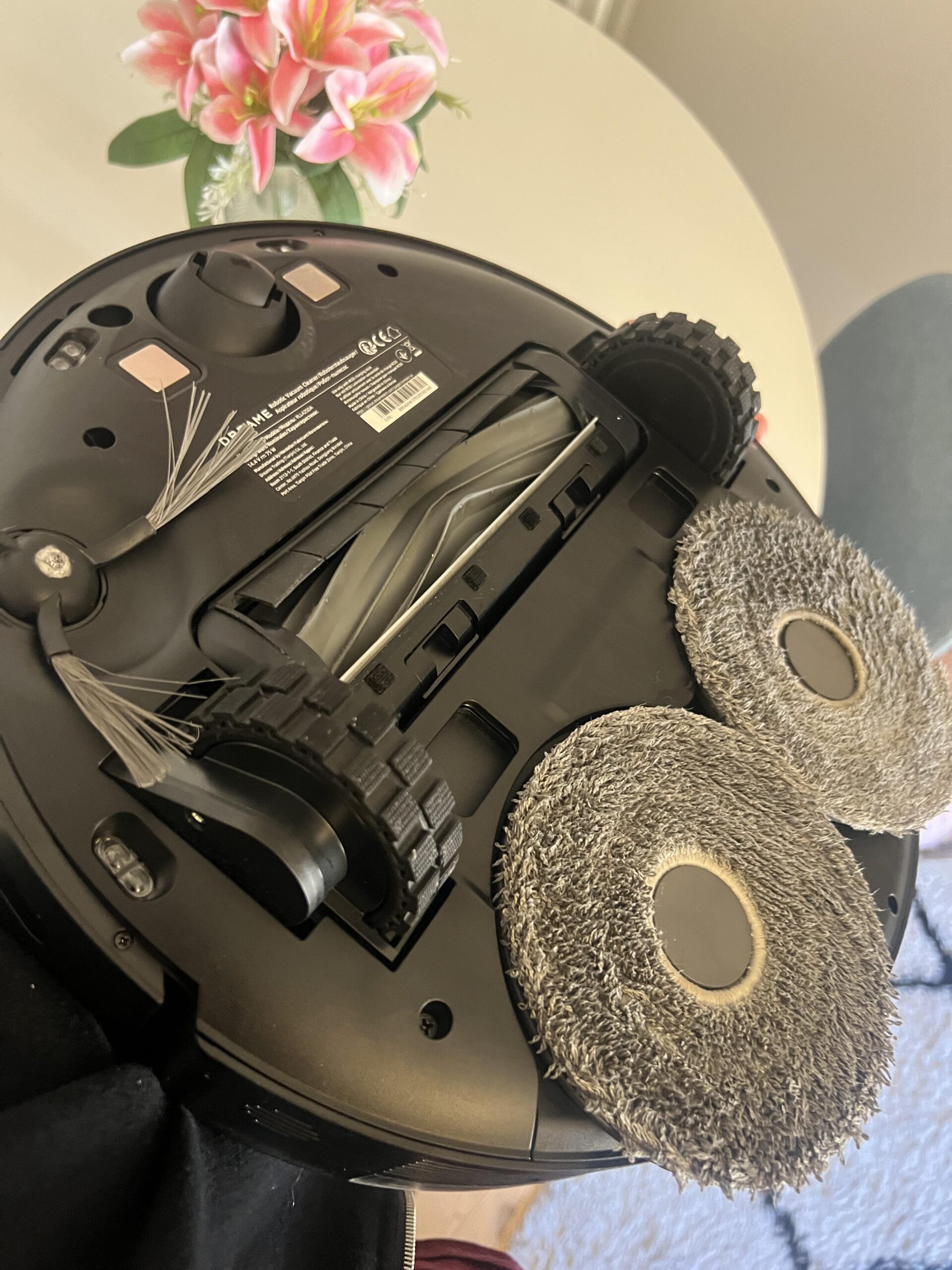Unterseite des Dreame L10s Pro Gen 3 mit zwei Mopps und Bürsten