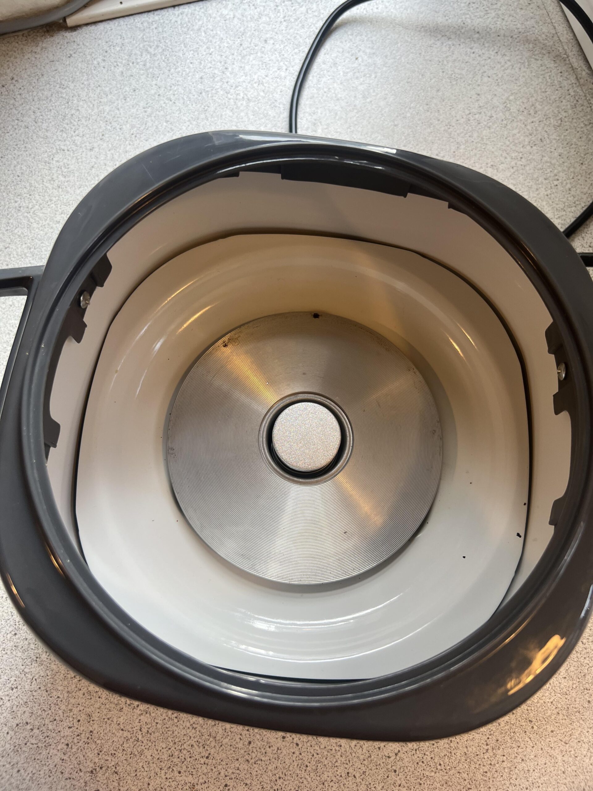 Heizplatte unter dem herausnehmbaren Topf des Russell Hobbs Large Rice Cooker