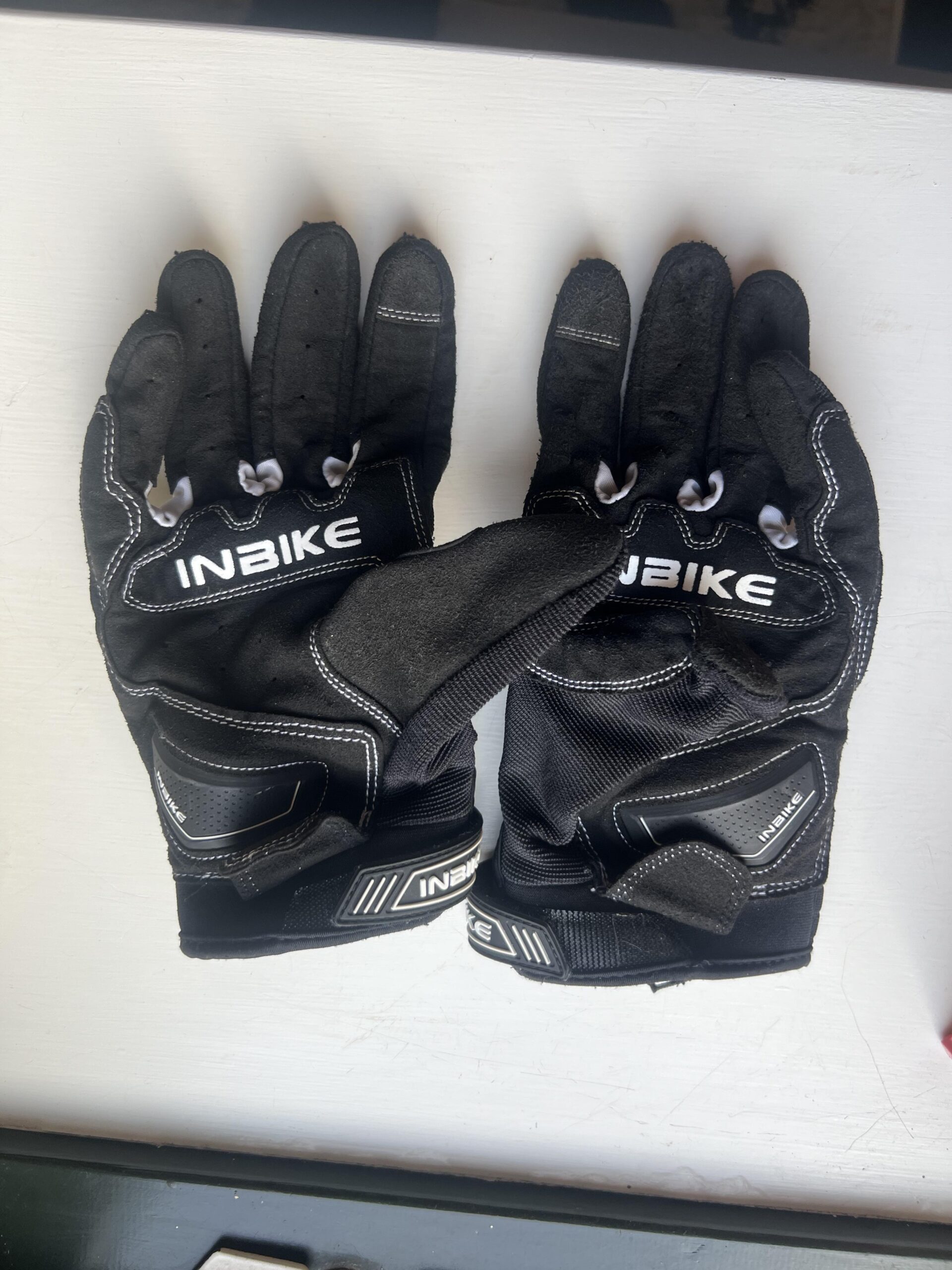 Handflächenseite der INBIKE Motorradhandschuhe nach ungefähr 10.000 km Nutzung