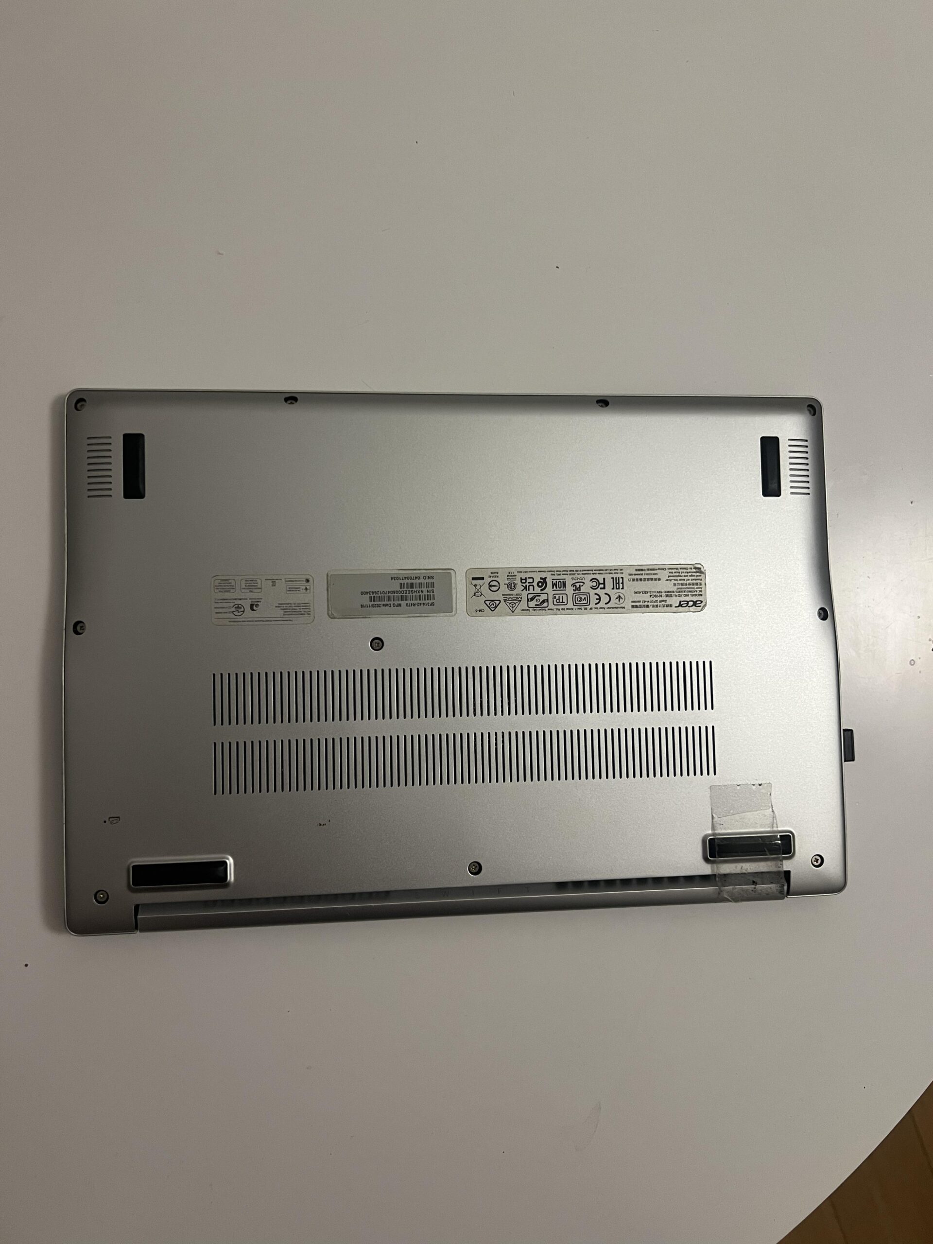 Unterseite des Acer Swift 3 SF314-42 nach langjähriger Nutzung