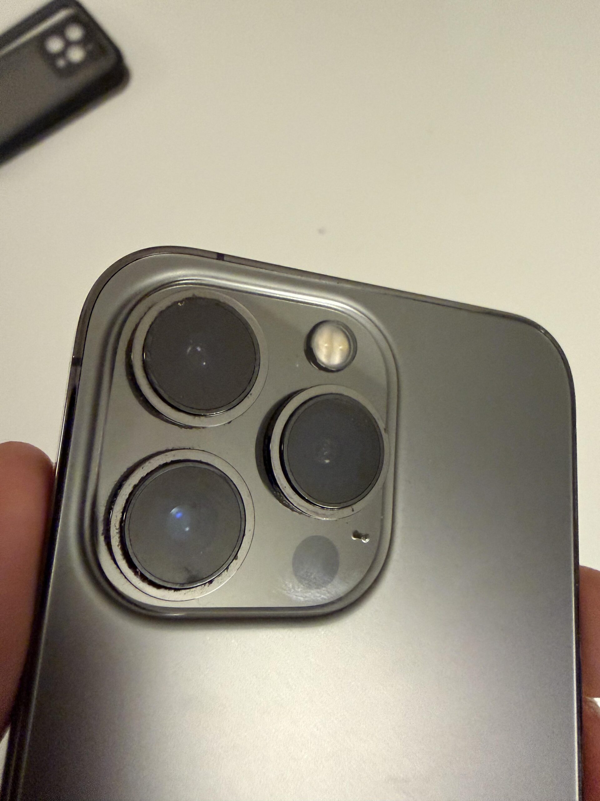 Drei Kameralinsen des Apple iPhone 13 Pro nach mehr als vier Jahren Nutzung