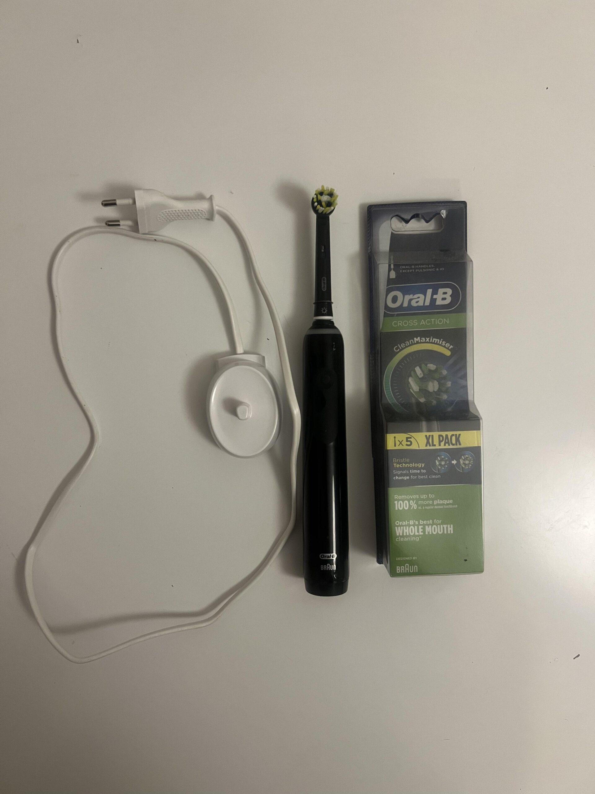 Oral-B Pro 3 3500 mit Ladegerät und originalen CrossAction Ersatzköpfen