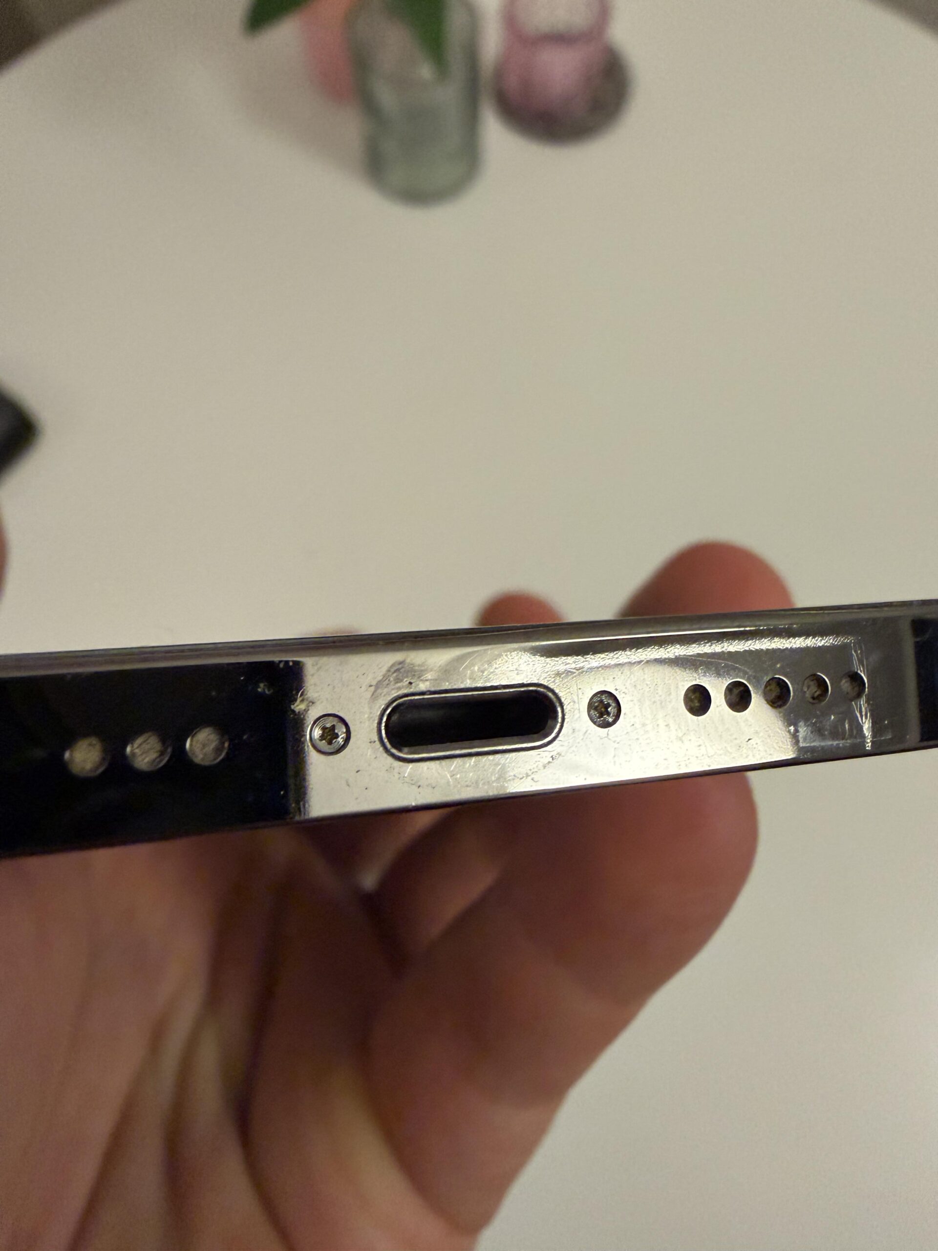 Lightning-Ladeanschluss des Apple iPhone 13 Pro nach mehr als vier Jahren Nutzung