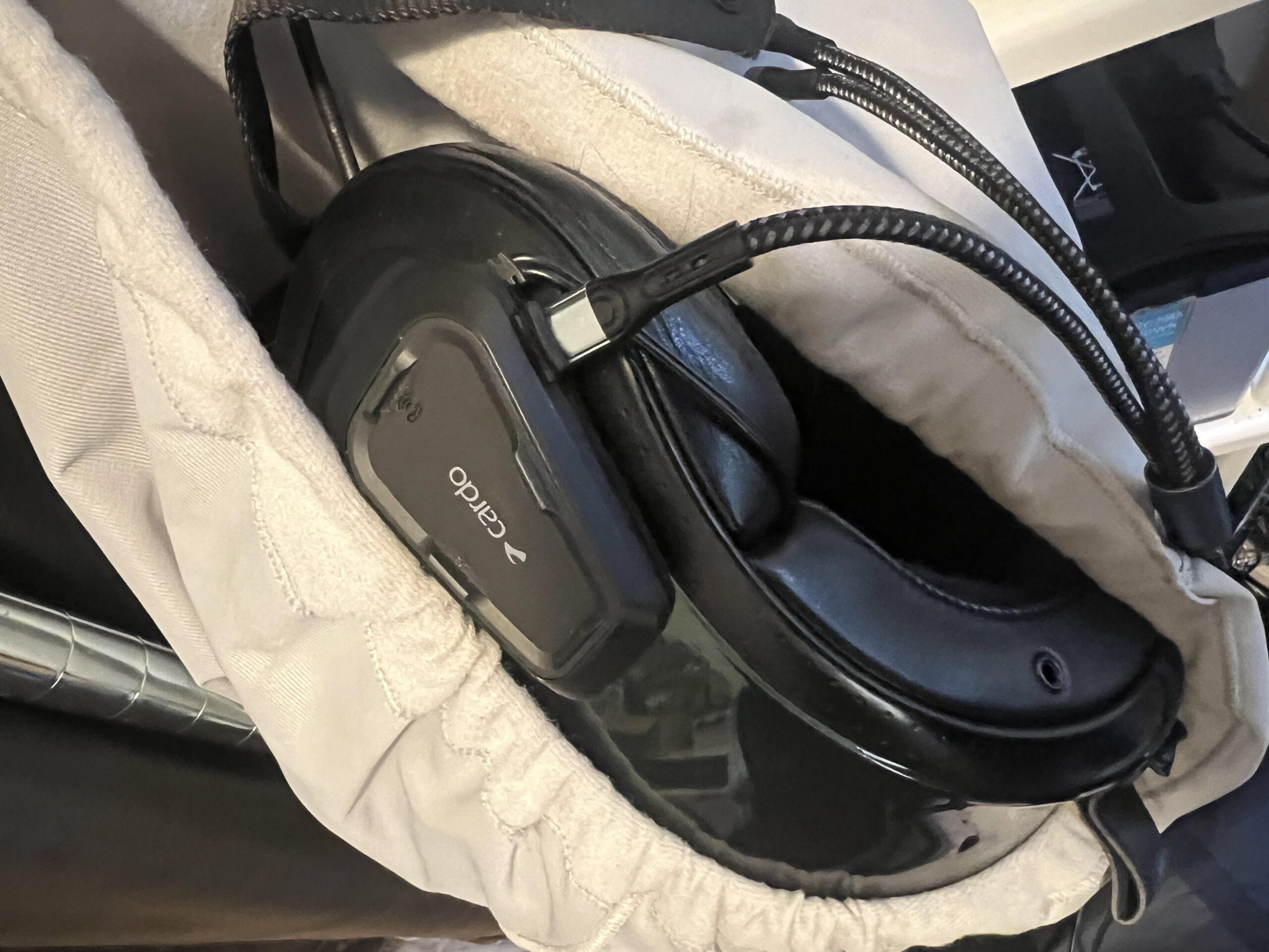 Ich lade das Cardo Spirit HD, während mein Helm in seiner Tasche liegt