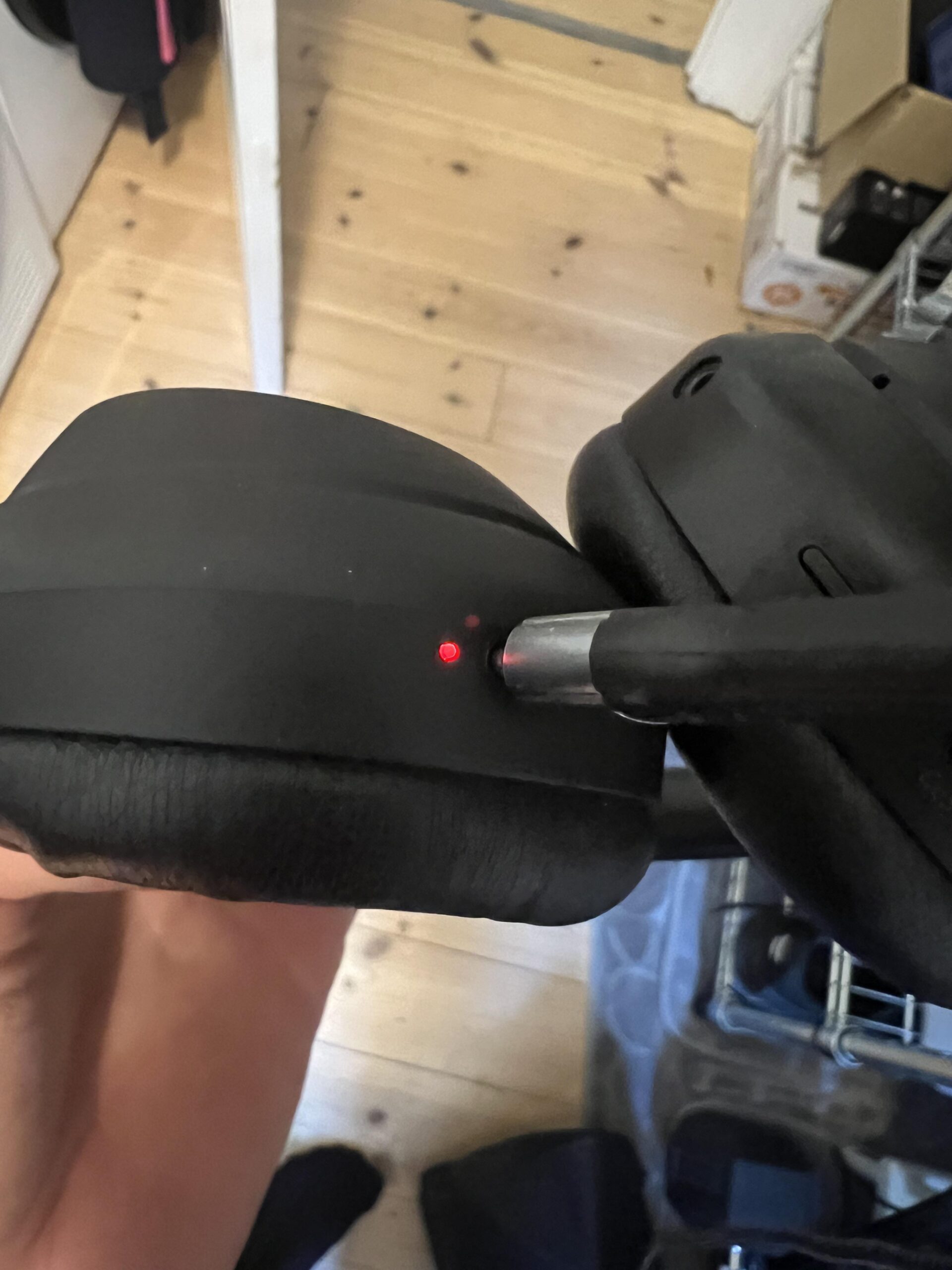 Sony WH-1000XM4 beim Laden über USB-C