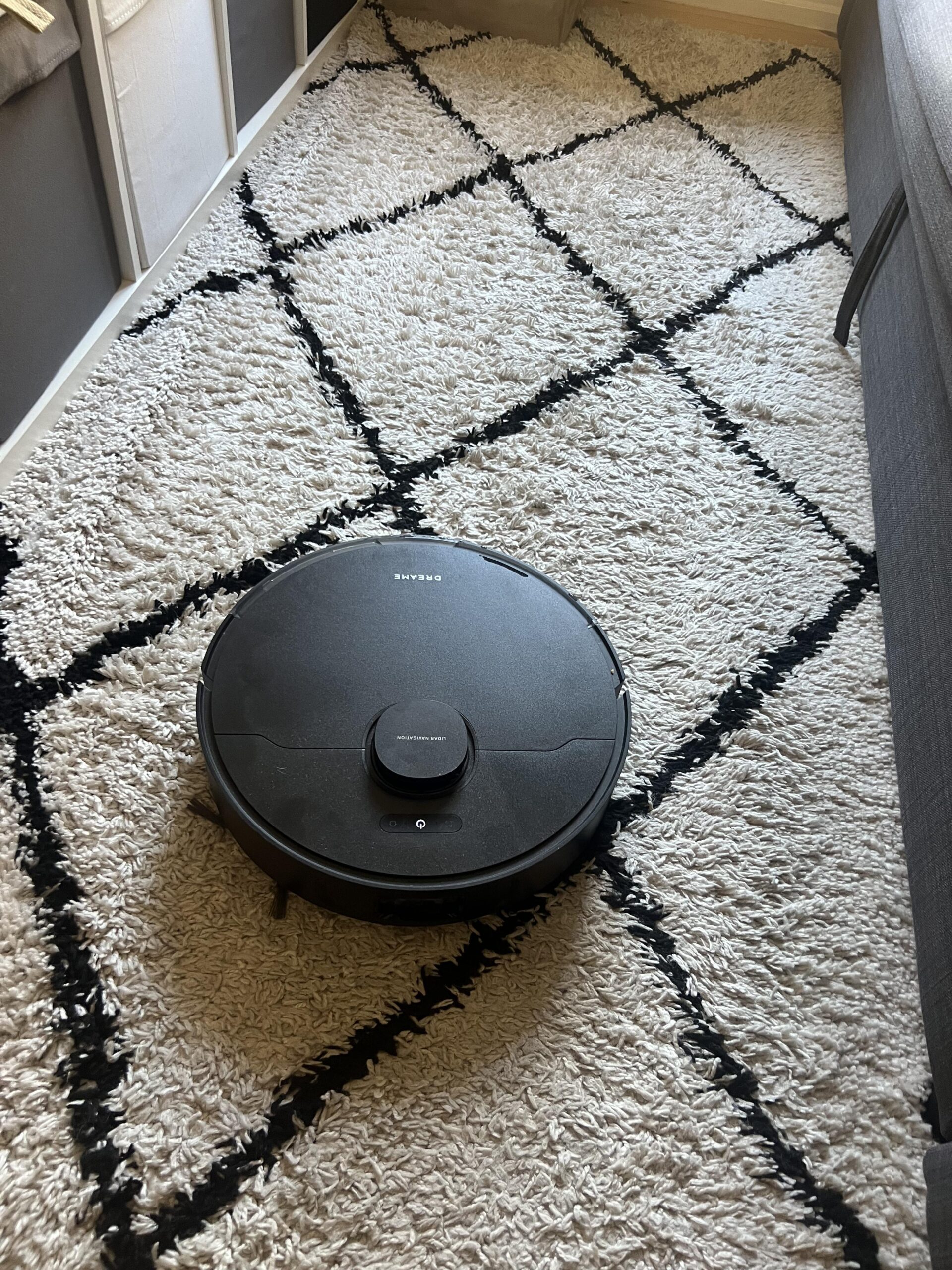Dreame L10s Pro Gen 3 beim Reinigen eines Teppichs in meiner Wohnung