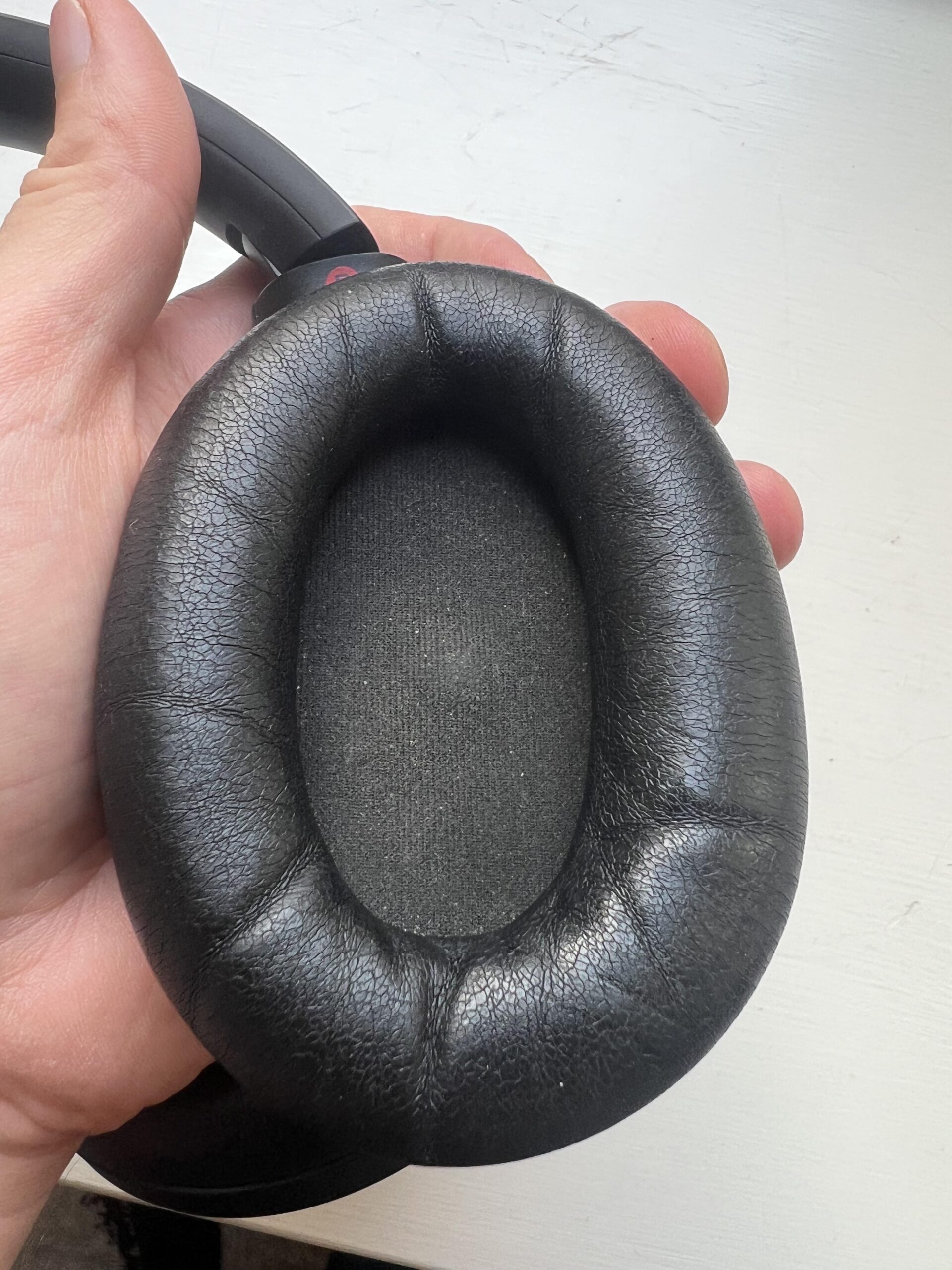 Nahaufnahme des Sony WH-1000XM4-Ohrpolsters mit langfristigen Gebrauchsspuren