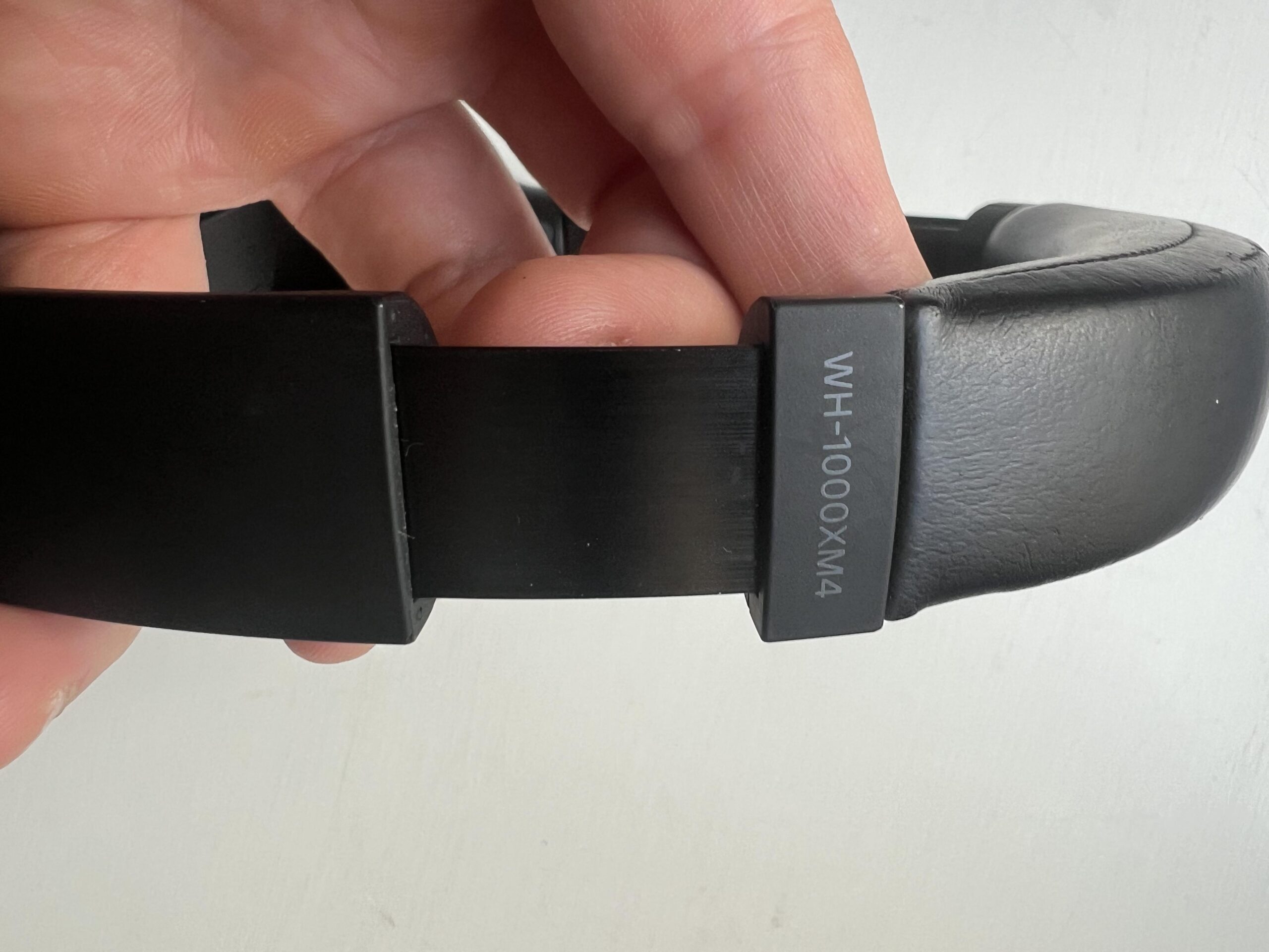 Nahaufnahme der Größenverstellung am Sony WH-1000XM4 nach langjähriger Nutzung