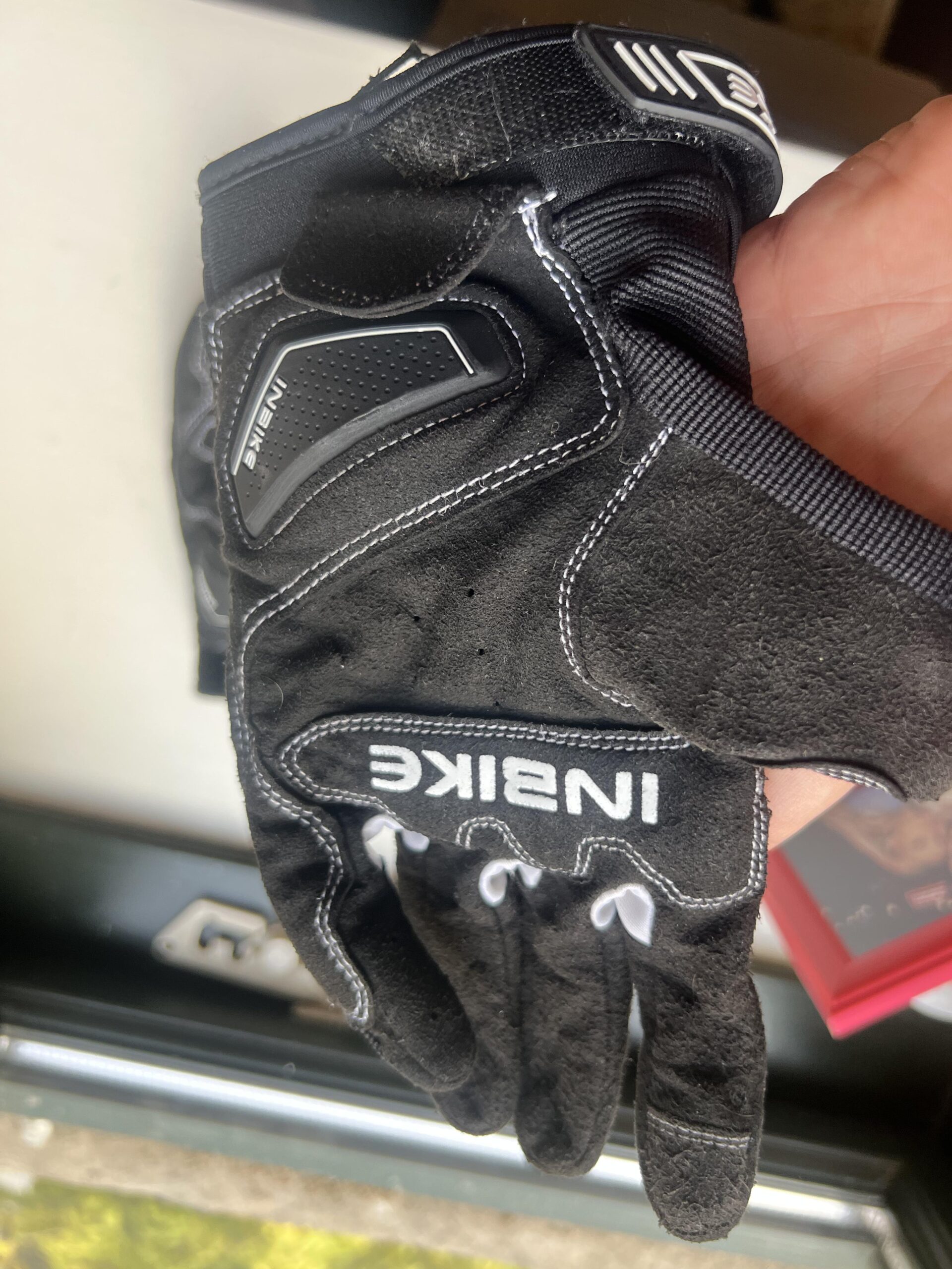 Nahaufnahme der Handfläche eines INBIKE Motorradhandschuhs mit Grip- und Schutzpolster
