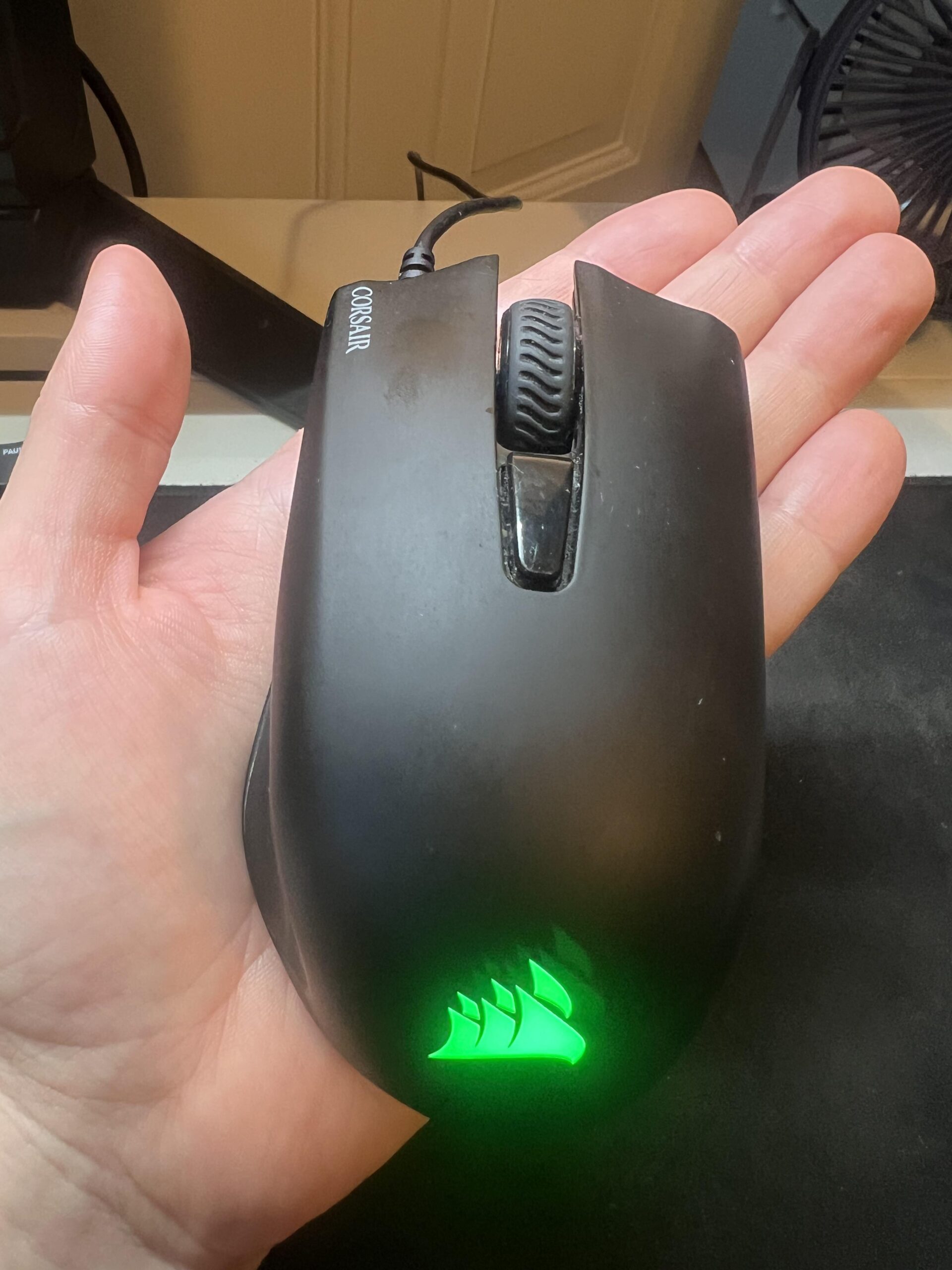 Corsair Harpoon RGB Gaming-Maus von oben nach etwa sieben Jahren Nutzung