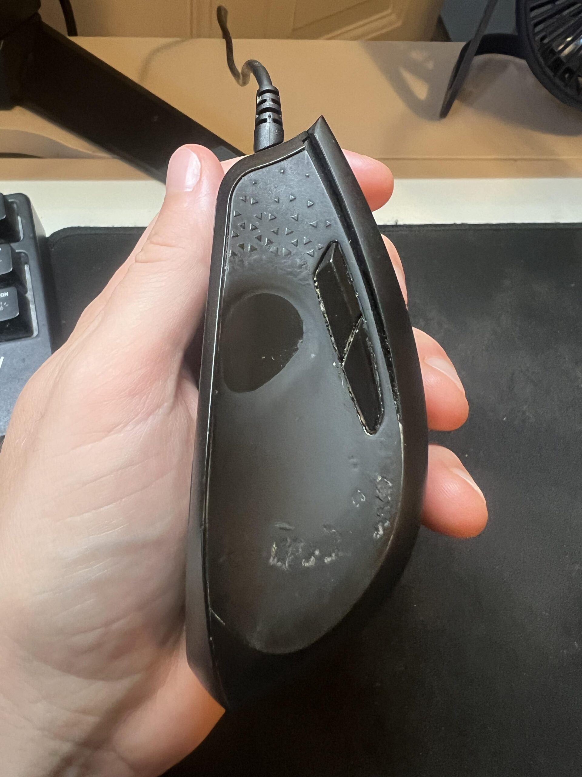 Linke Seitentasten und abgenutzter Gummigriff der Corsair Harpoon RGB nach Langzeitnutzung