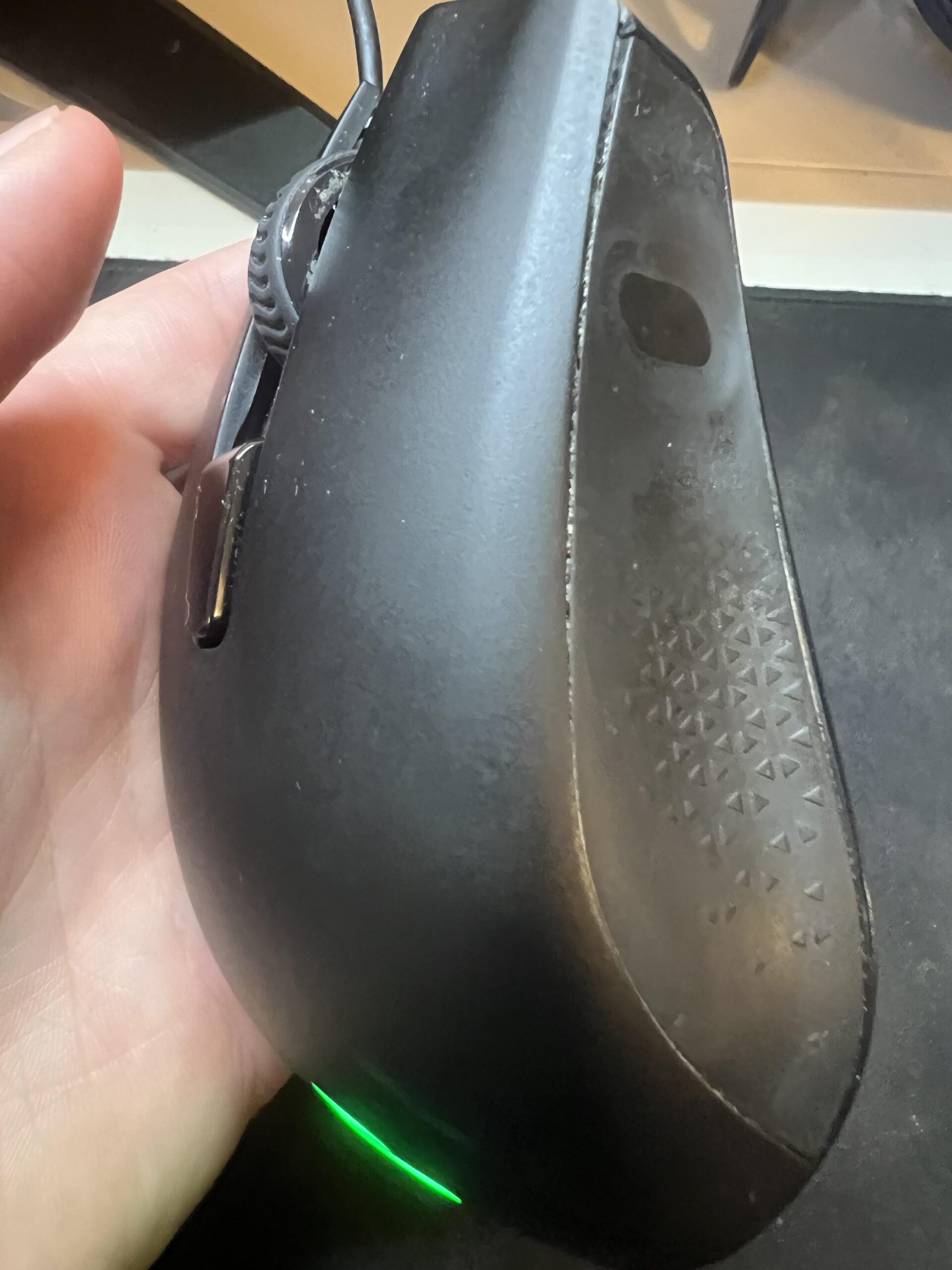 Rechter Gummigriff der Corsair Harpoon RGB mit Verschleiß nach etwa sieben Jahren