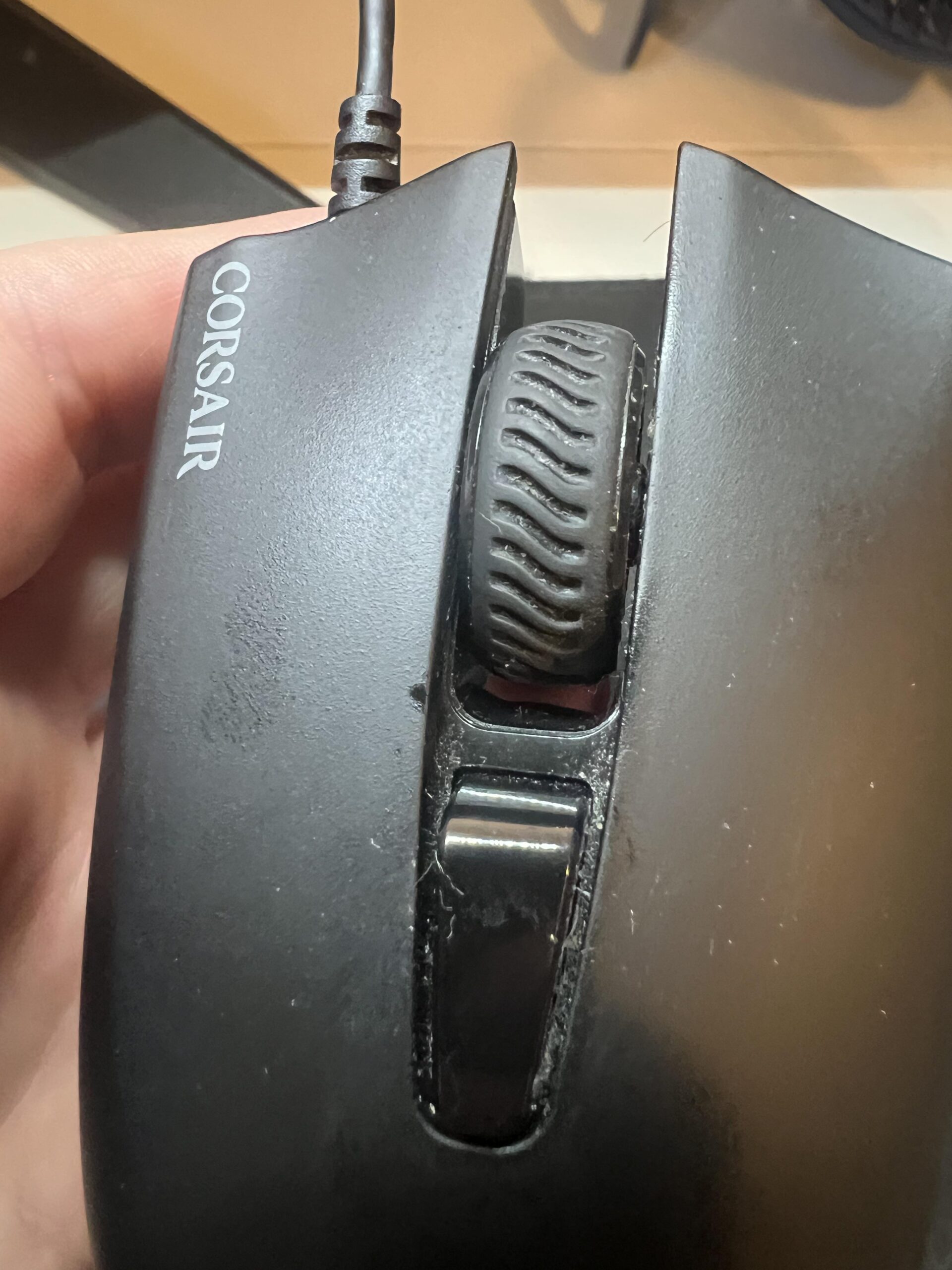 Nahaufnahme von Mausrad und DPI-Taste der Corsair Harpoon RGB