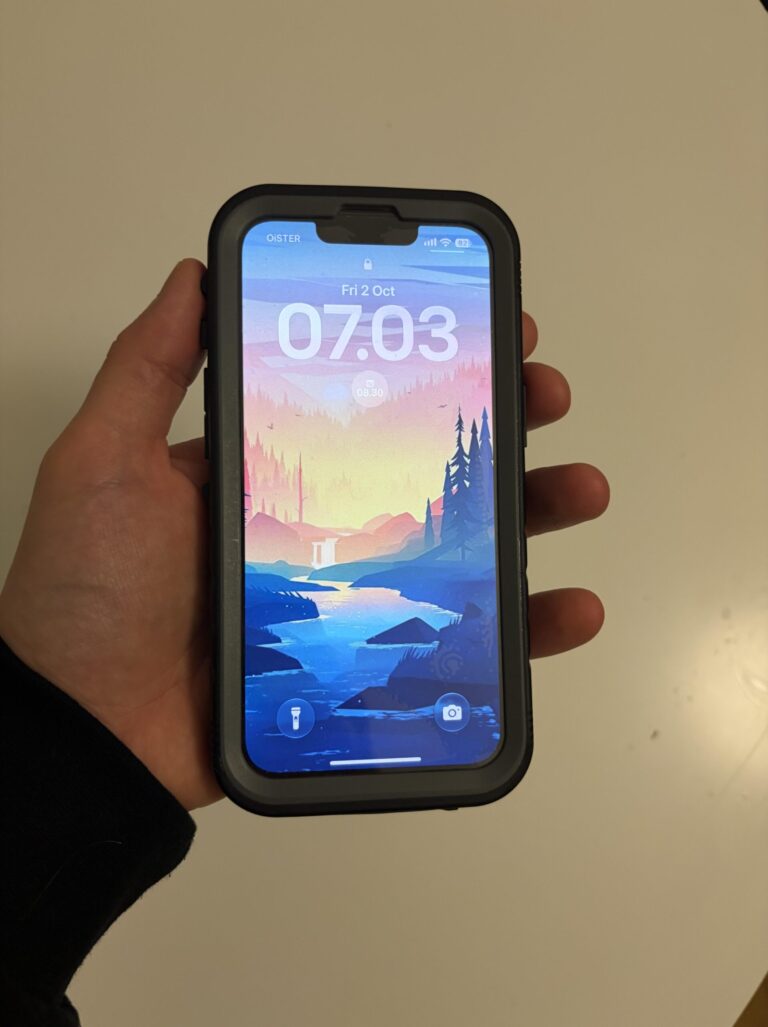 Vorderansicht meiner schwarzen wasserdichten Cozycase 360-Hülle auf einem iPhone 13 Pro