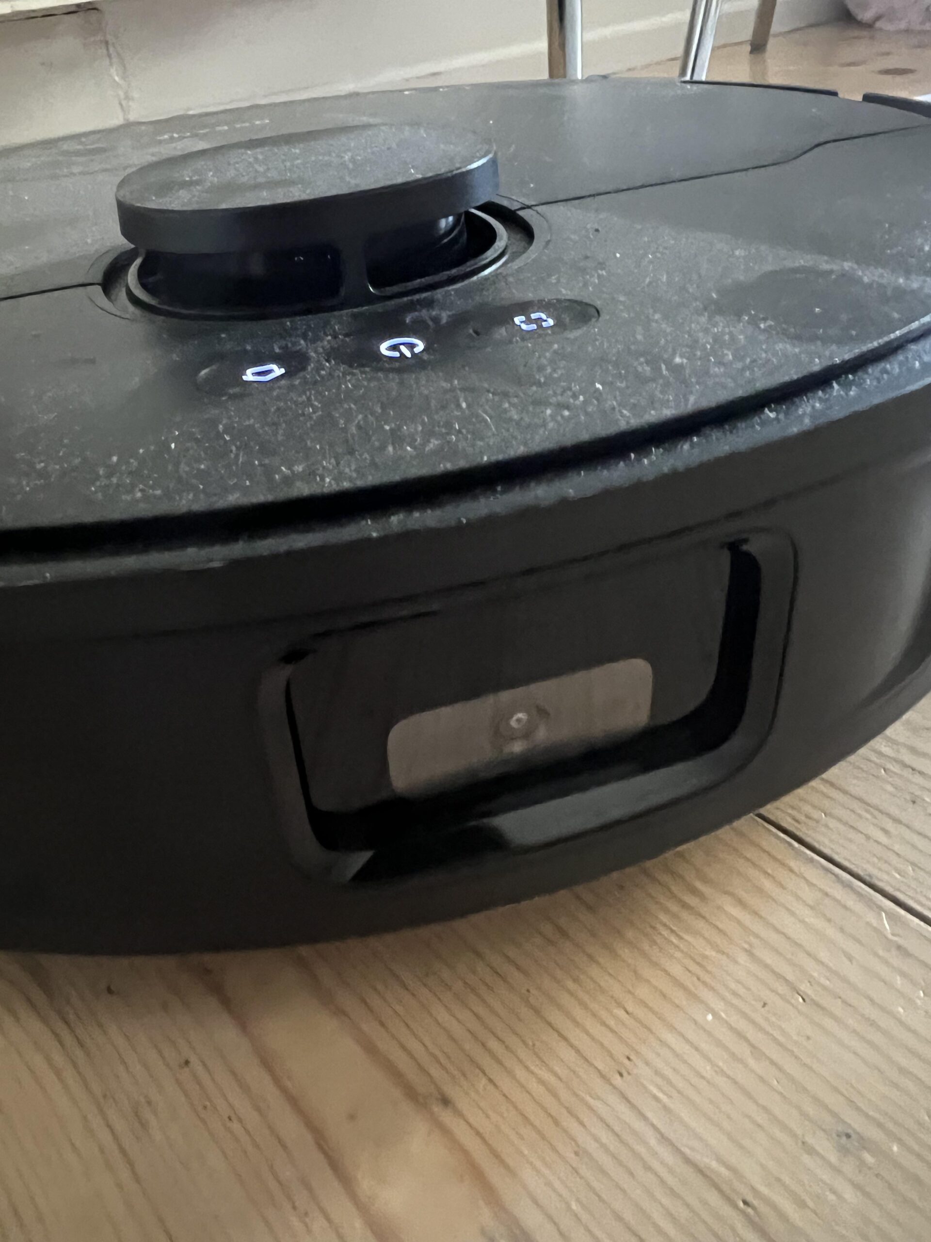 Staub auf dem Navigationssensor des Dreame L10s Pro Gen 3 nach regelmäßiger Nutzung