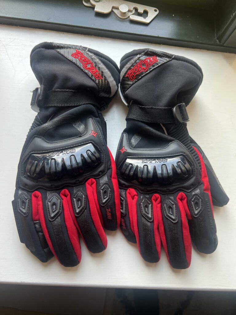 Gants moto hiver IRON JIA'S rouge et noir après environ 20 000 à 25 000 km