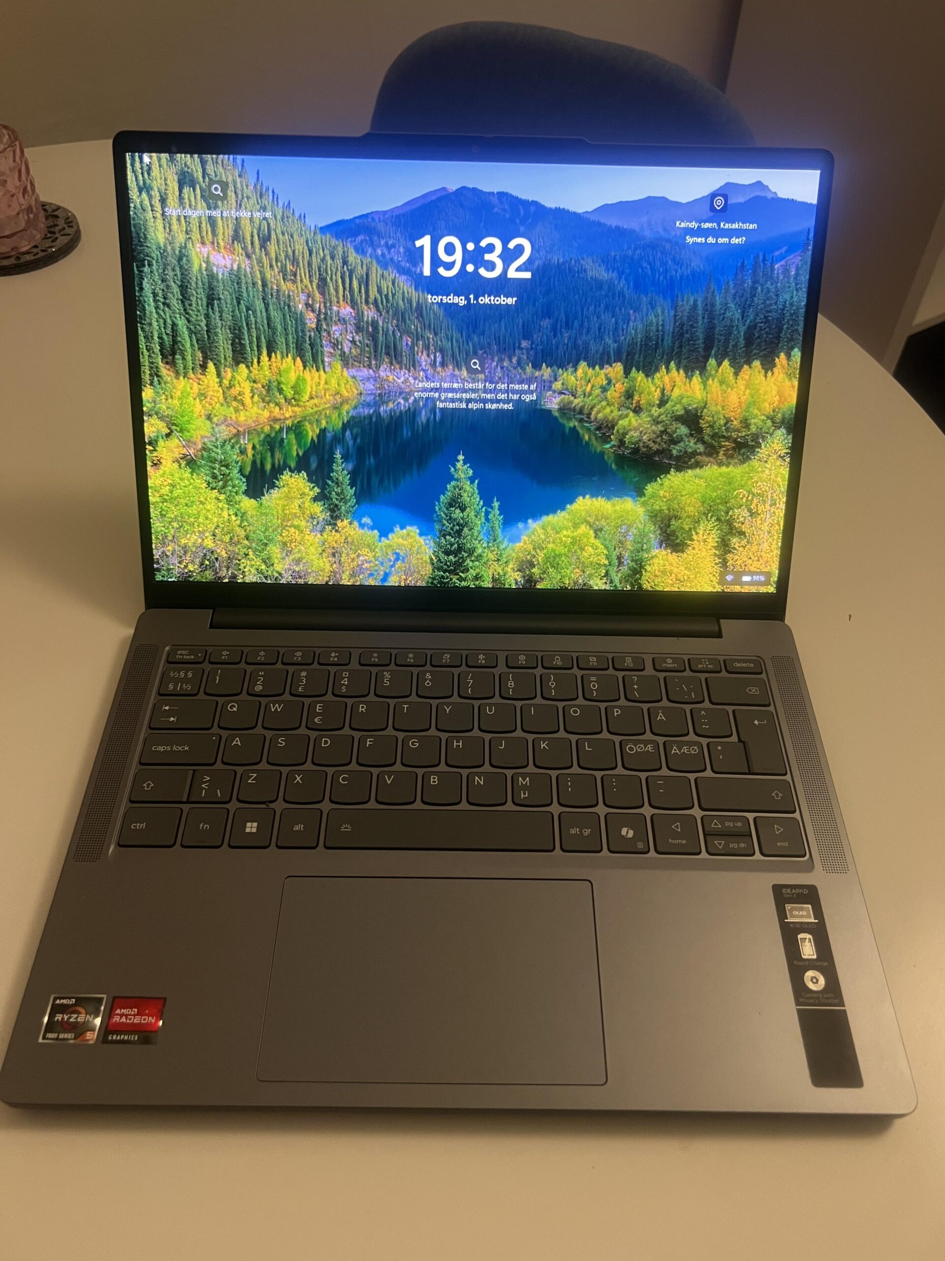 Lenovo IdeaPad Slim 3 14ARP10 Laptop geöffnet auf einem Schreibtisch nach etwa zehn Monaten Nutzung