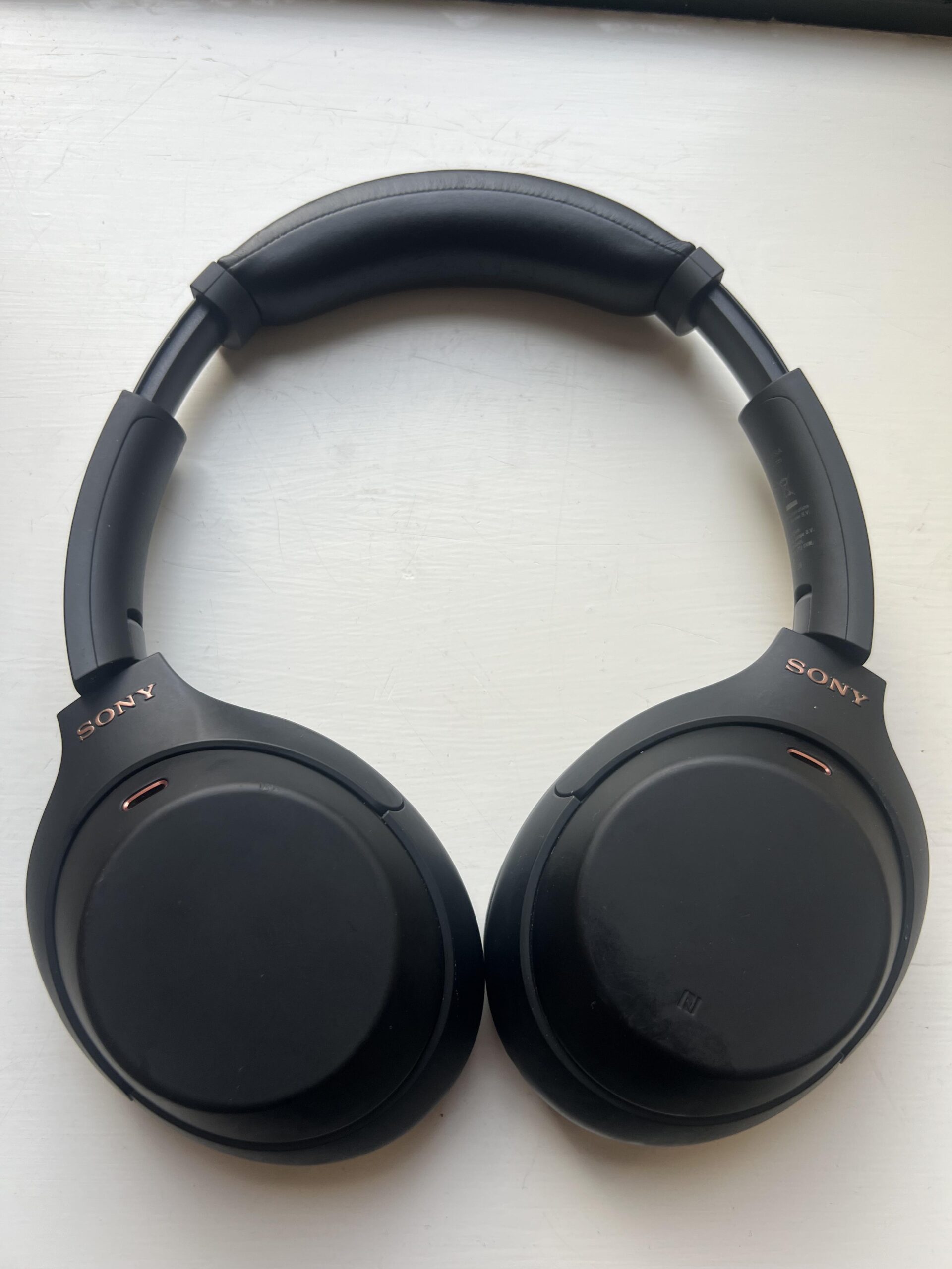 Schwarze Sony WH-1000XM4 Kopfhörer von oben nach mehr als vier Jahren Nutzung