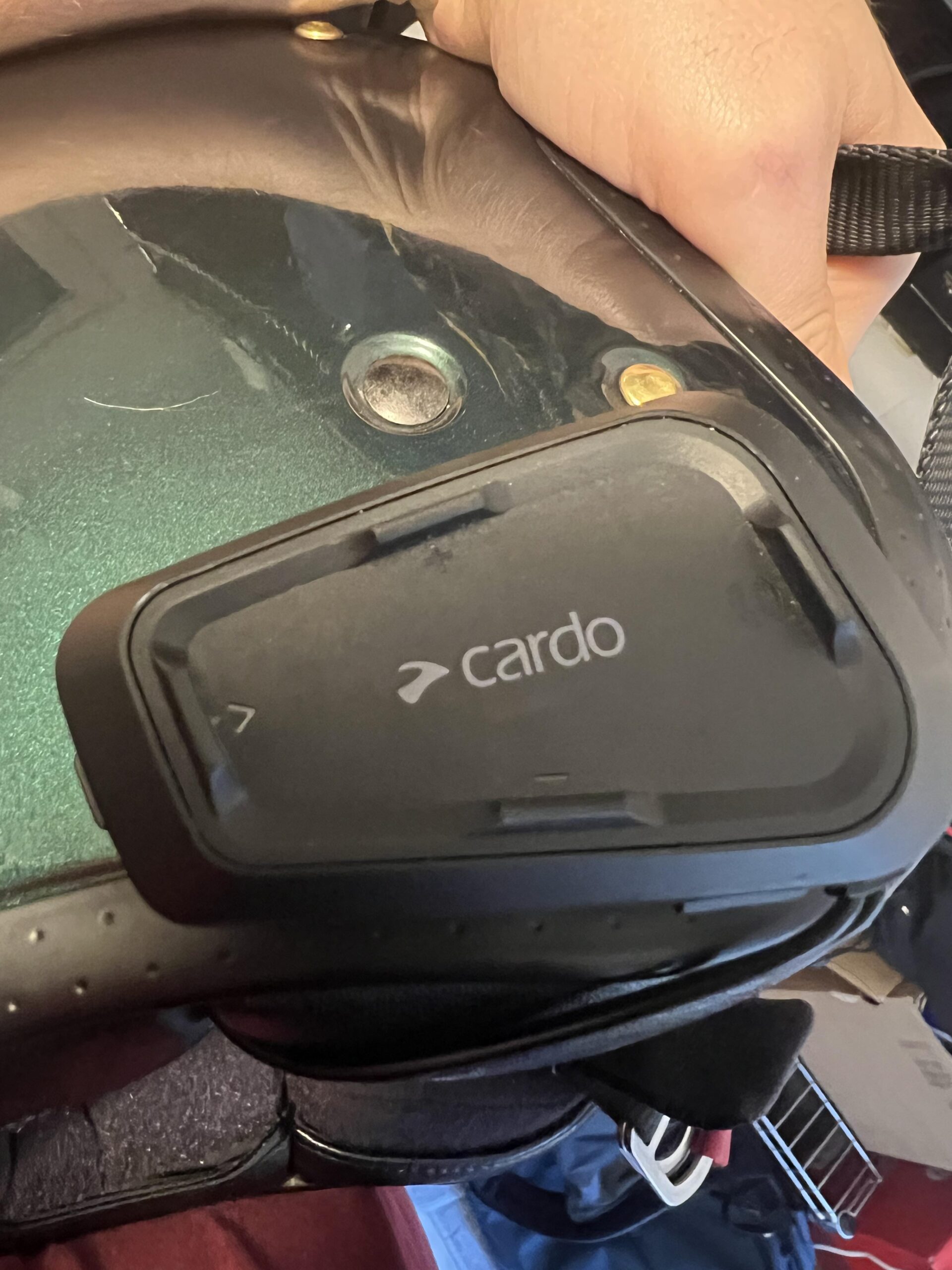 Cardo Spirit HD am Helm montiert nach etwa 14.000 km Nutzung