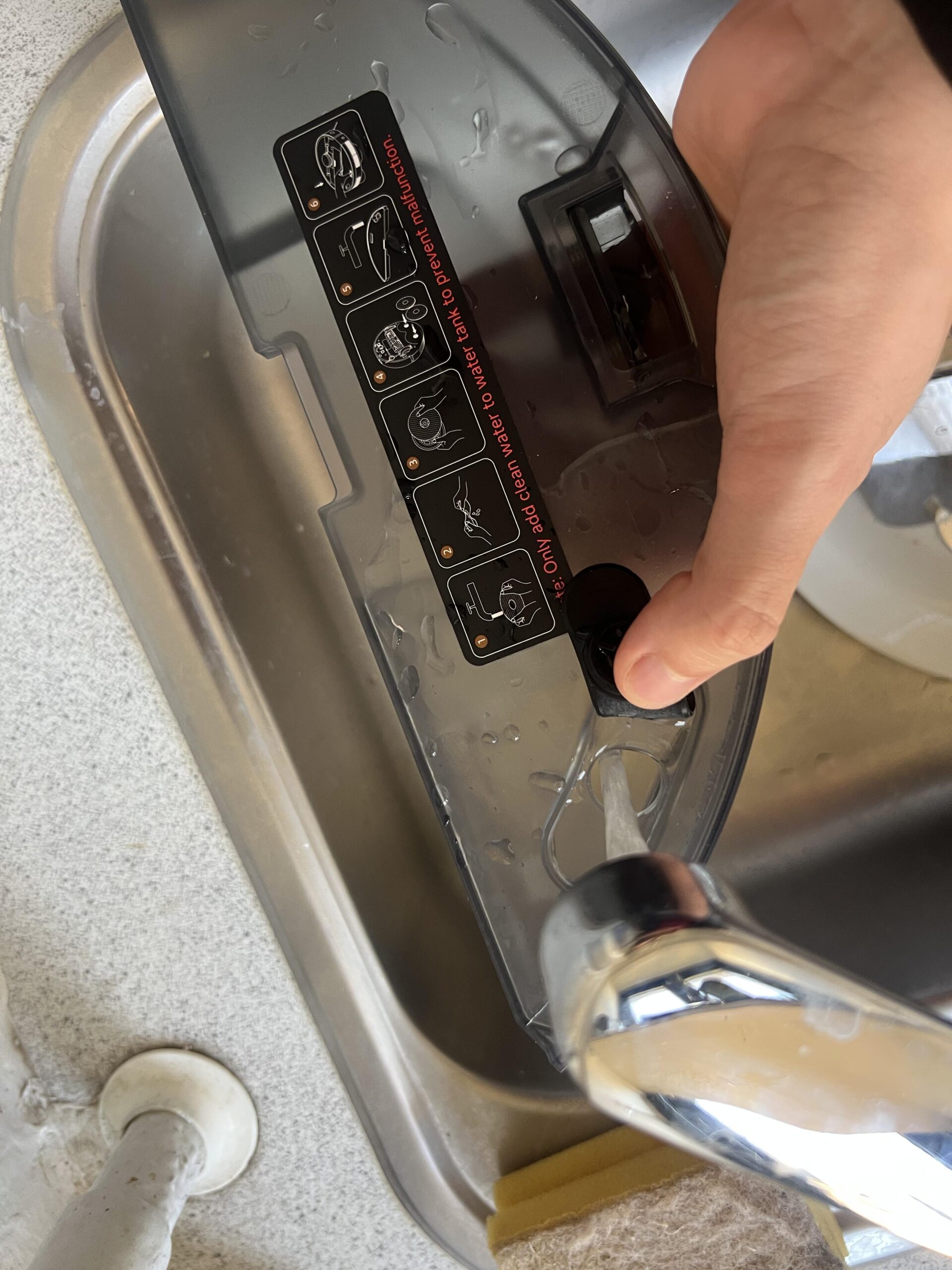 Manuelles Befüllen des Wassertanks des Dreame L10s Pro Gen 3