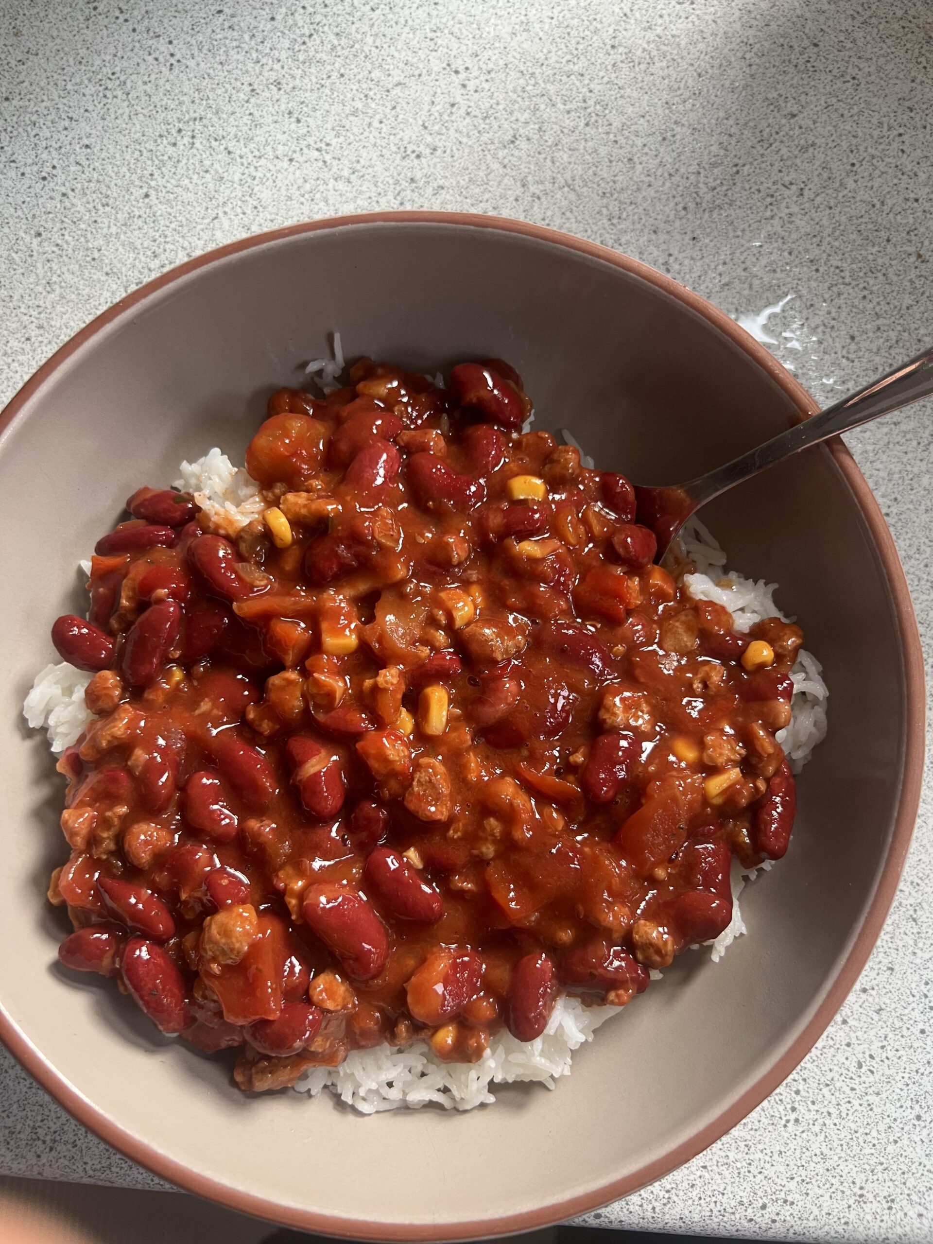 DREISTERN Chili sin Carne auf gekochtem Reis serviert