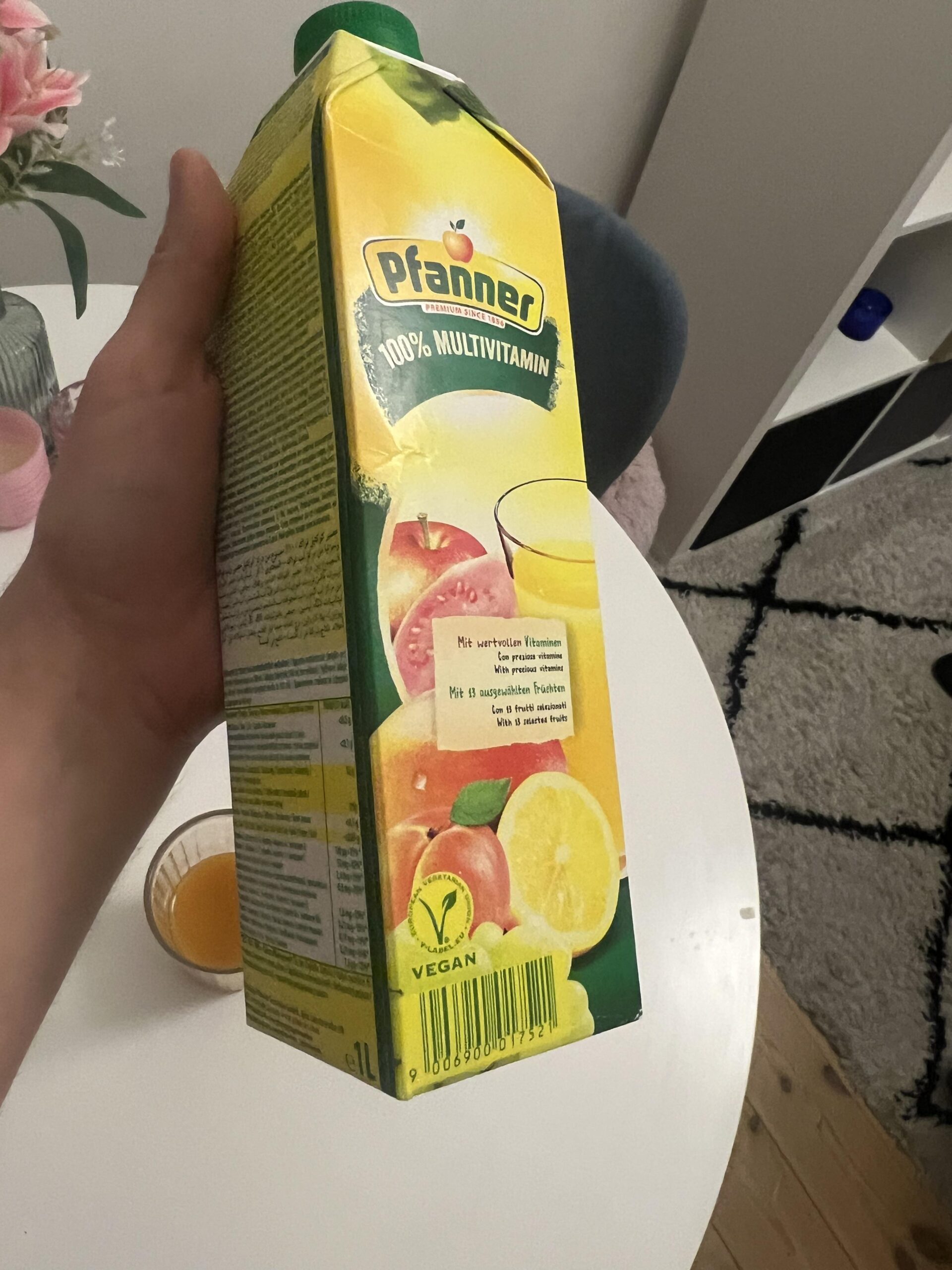 Parte frontal de un cartón de 1 litro de Pfanner 100% Multi-Vitamin