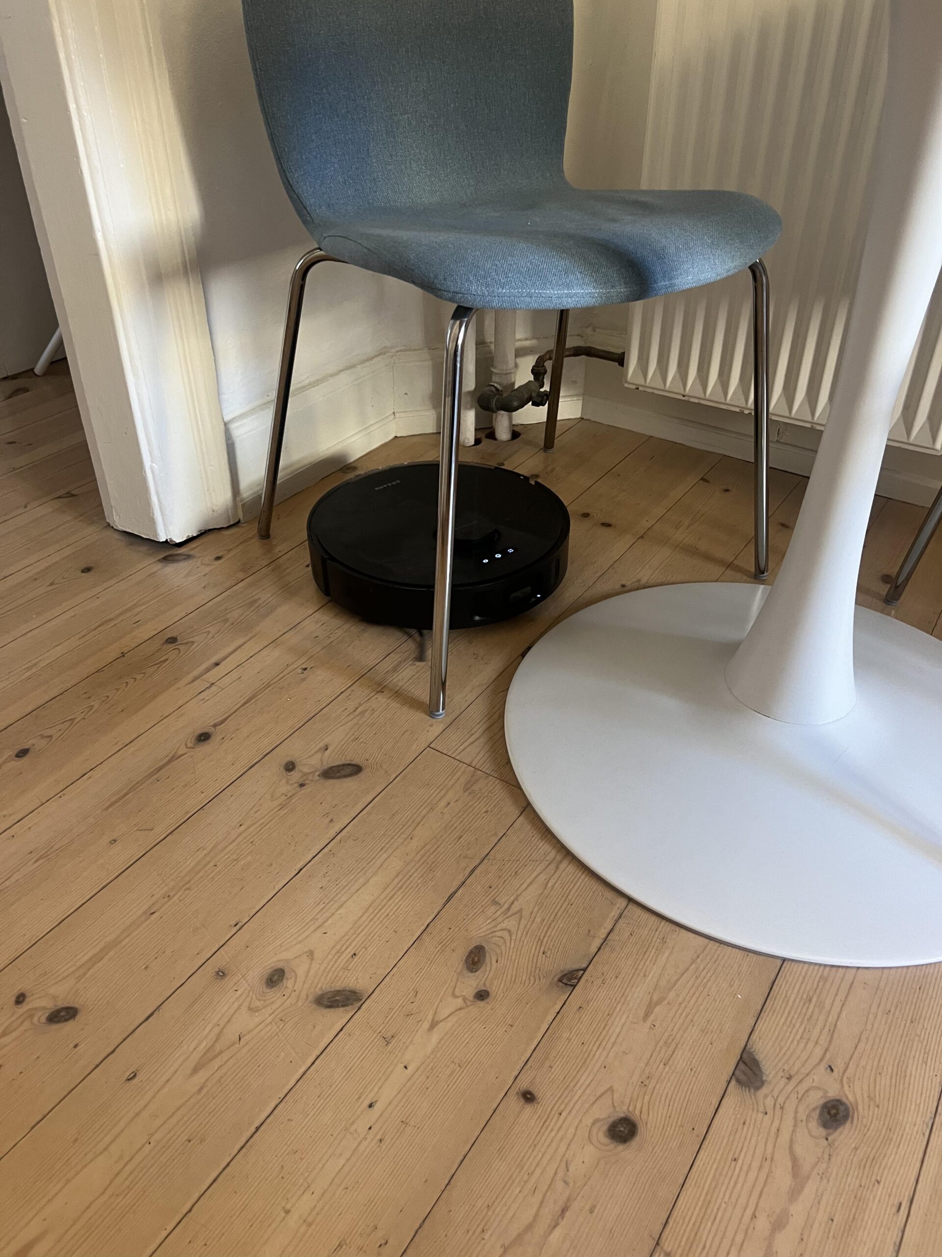 Dreame L10s Pro Gen 3 beim Reinigen einer schwer erreichbaren Stelle unter Möbeln