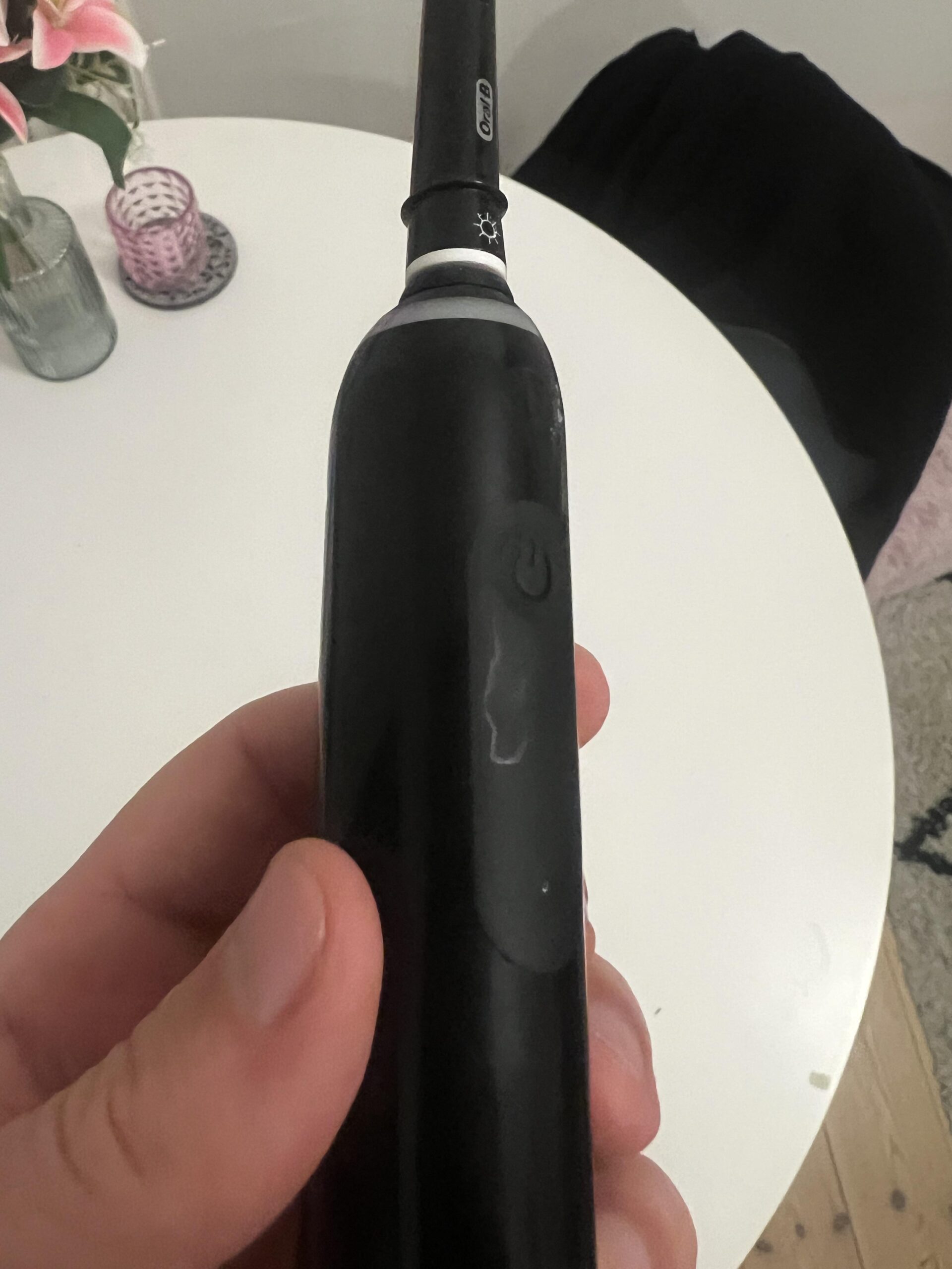 Nahaufnahme des Oral-B Pro 3 3500 Black Edition Handstücks nach langfristiger Nutzung