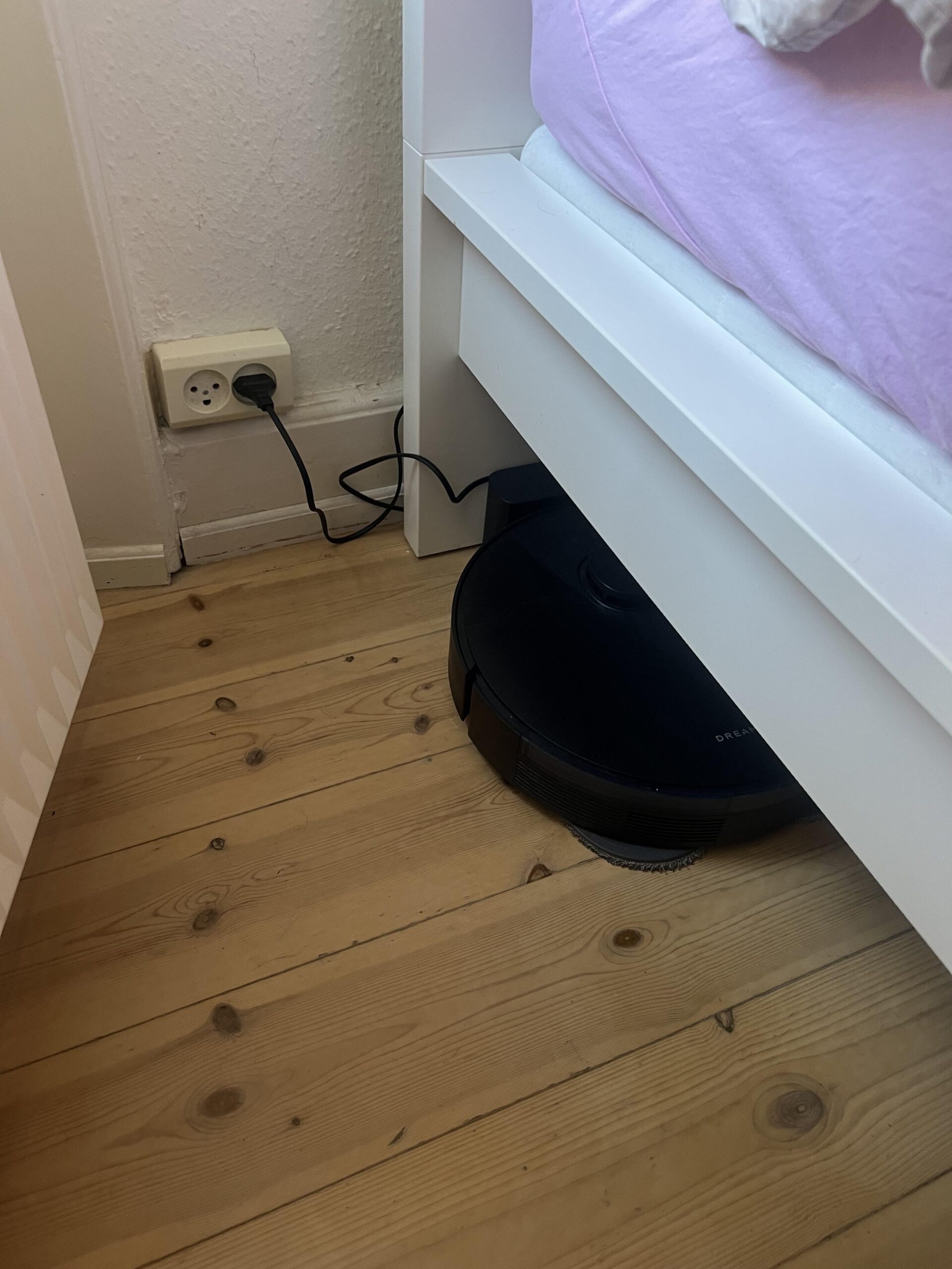Unauffällig platzierte Ladestation des Dreame L10s Pro Gen 3 in meiner Wohnung