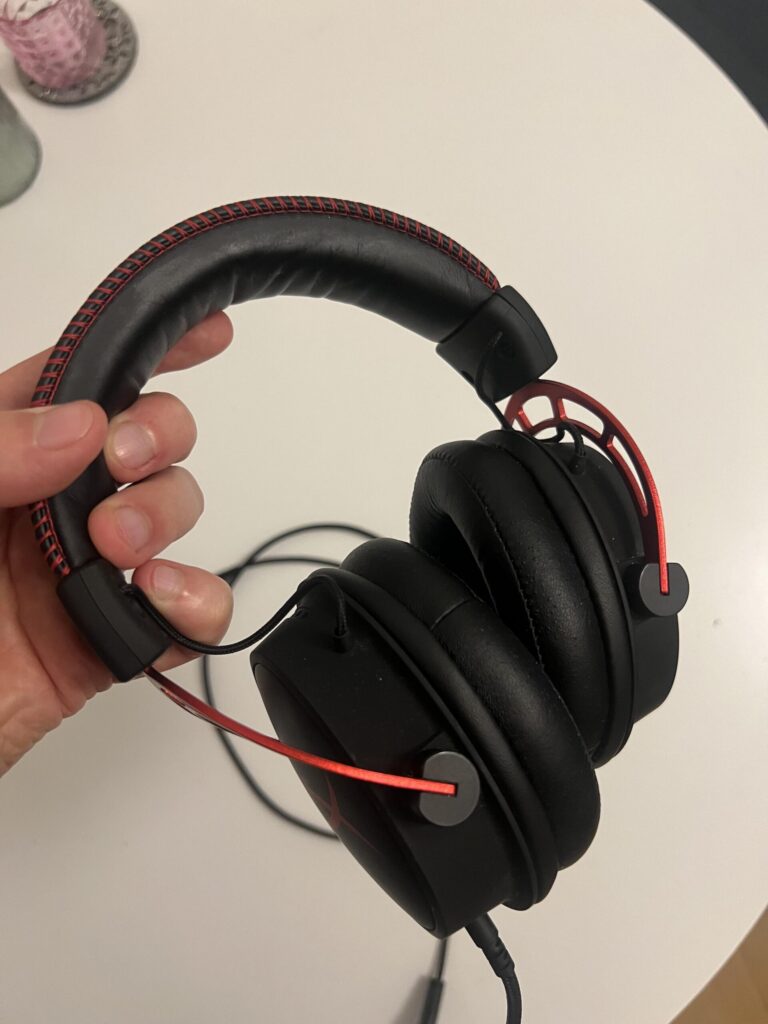 HyperX Cloud Alpha kabelgebundenes Gaming-Headset in der Hand nach mehr als zwei Jahren Nutzung